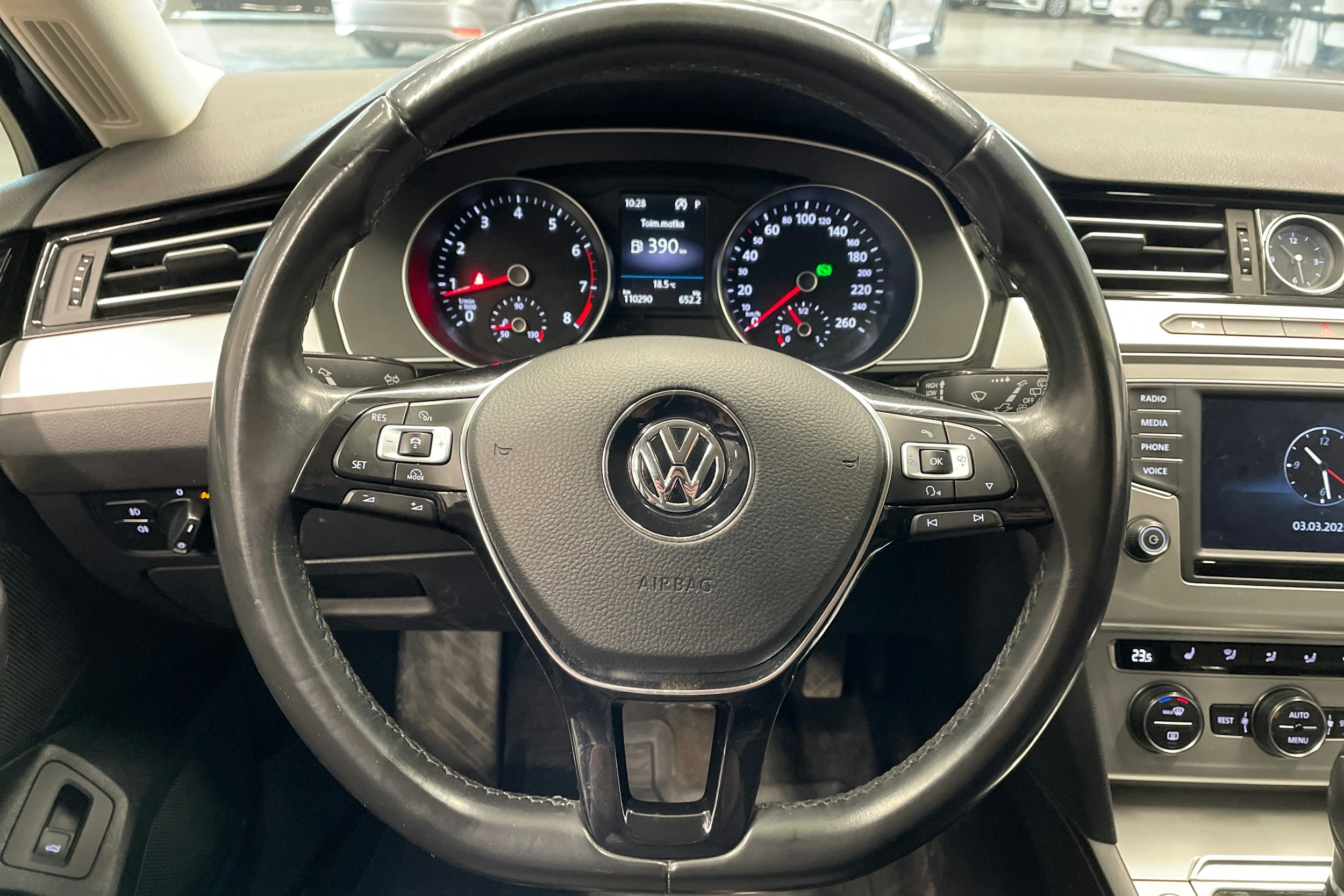 sininen Volkswagen Passat 2016 kuva 12.