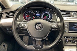 sininen Volkswagen Passat 2016 kuva 12.