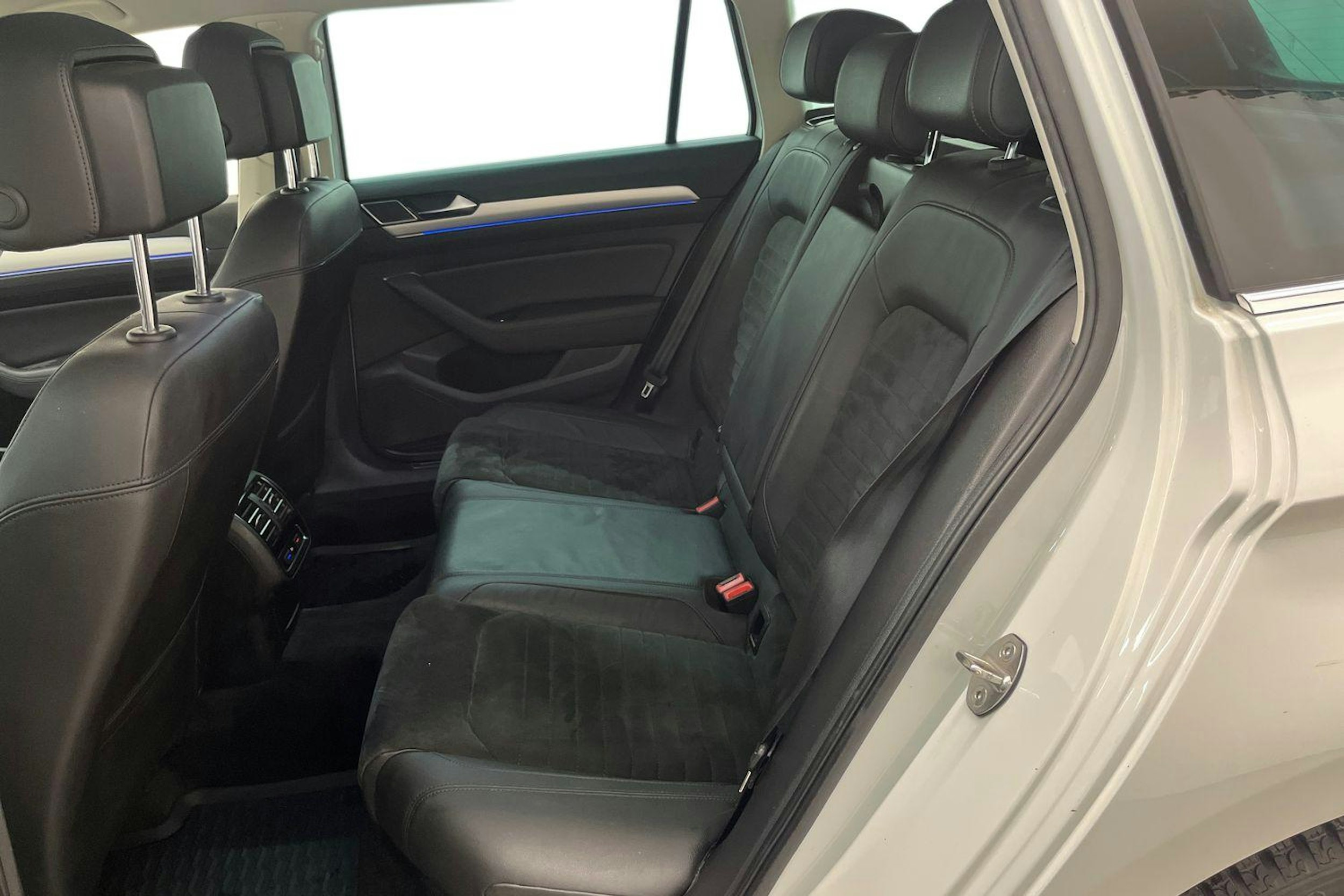 Valkoinen Volkswagen PASSAT 2016 kuva 10.