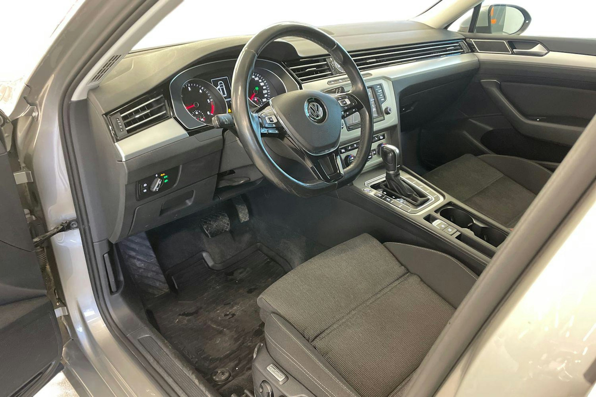 harmaa Volkswagen Passat 2016 kuva 7.