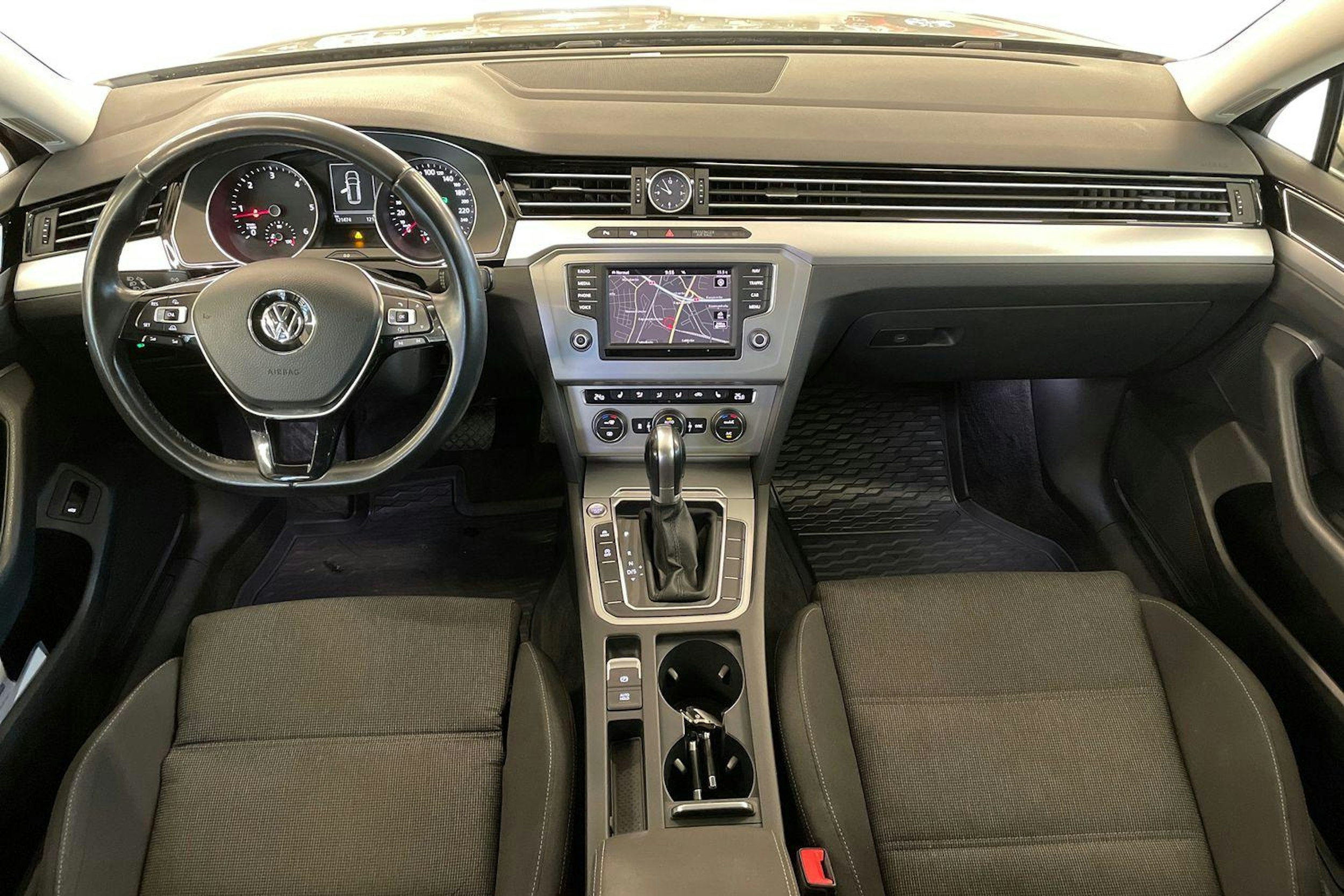 harmaa Volkswagen Passat 2016 kuva 9.