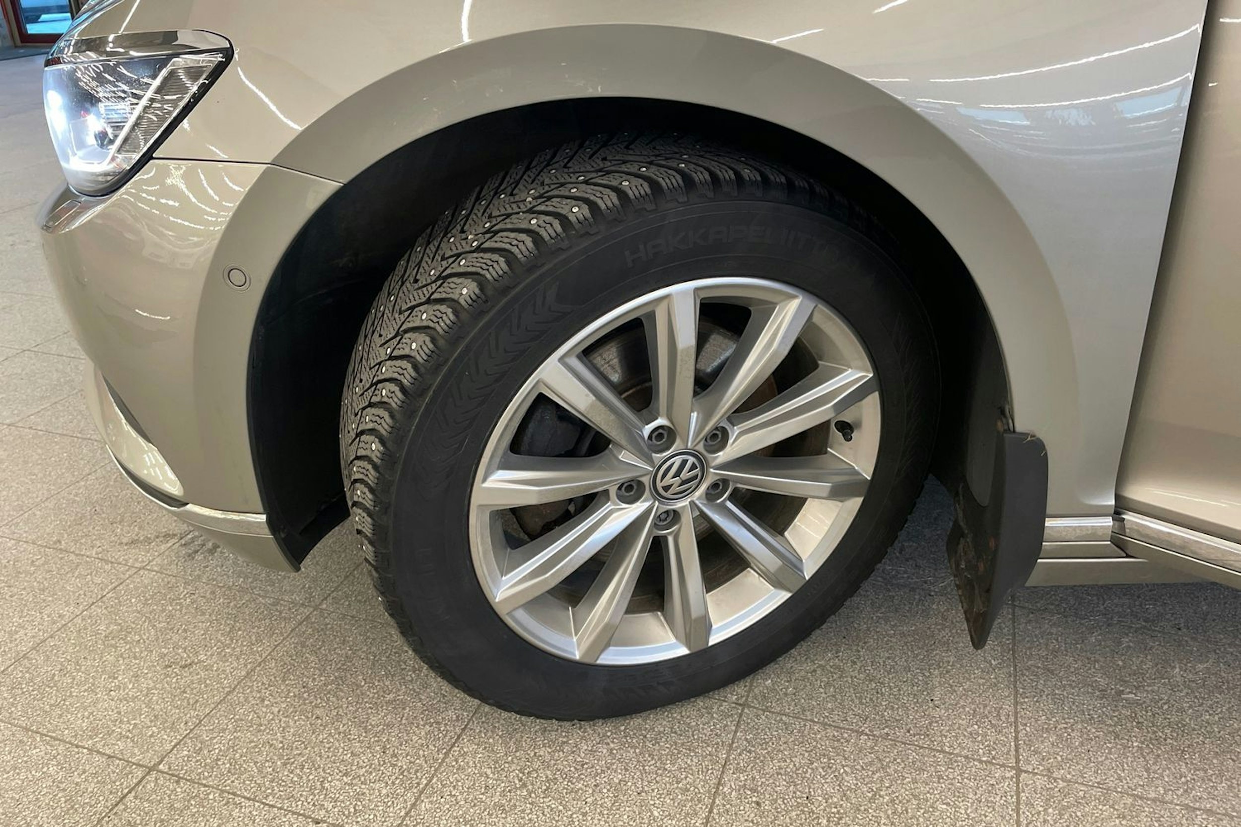 harmaa Volkswagen Passat 2016 kuva 13.