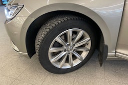 harmaa Volkswagen Passat 2016 kuva 13.