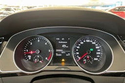 harmaa Volkswagen Passat 2016 kuva 14.