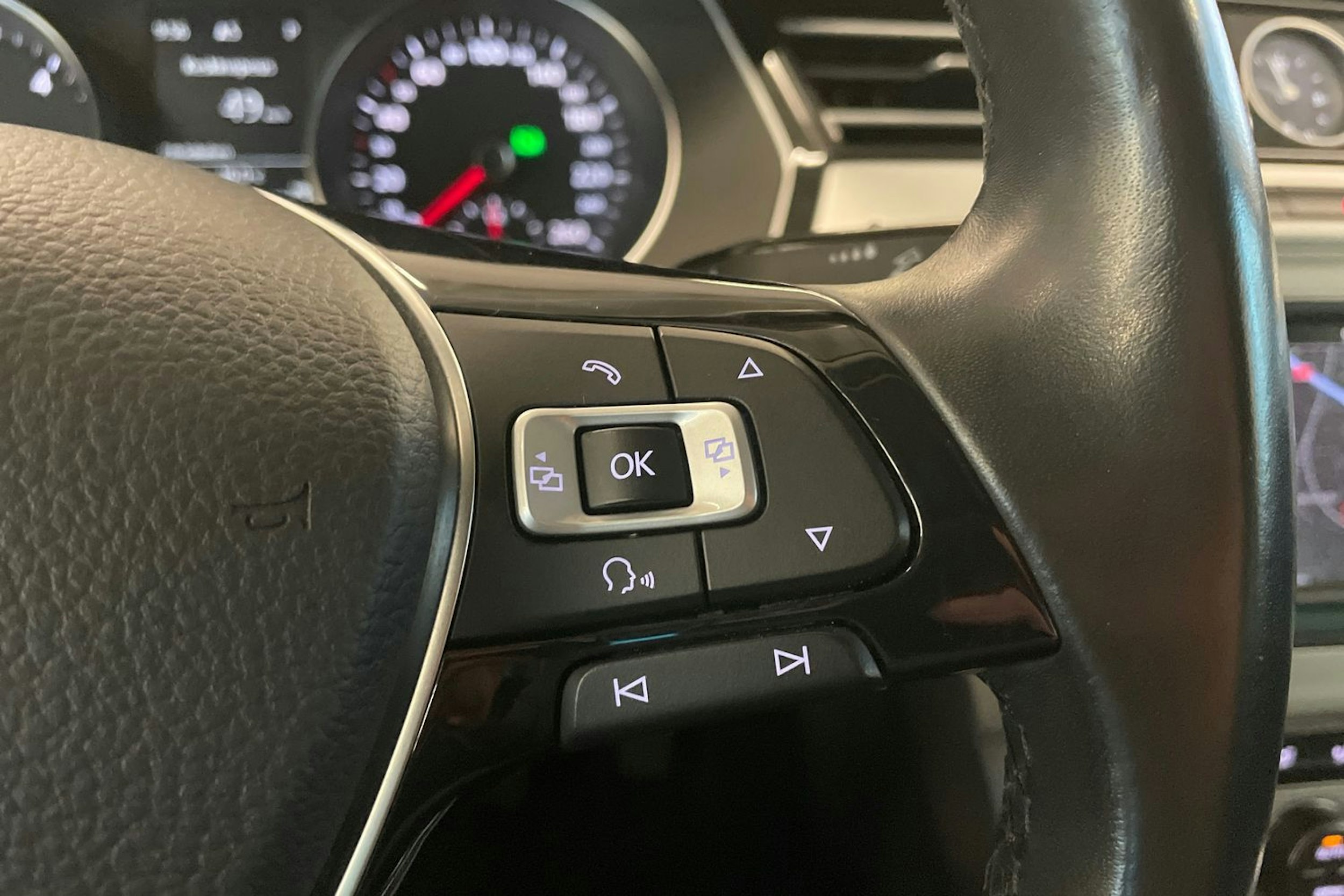 harmaa Volkswagen Passat 2016 kuva 16.