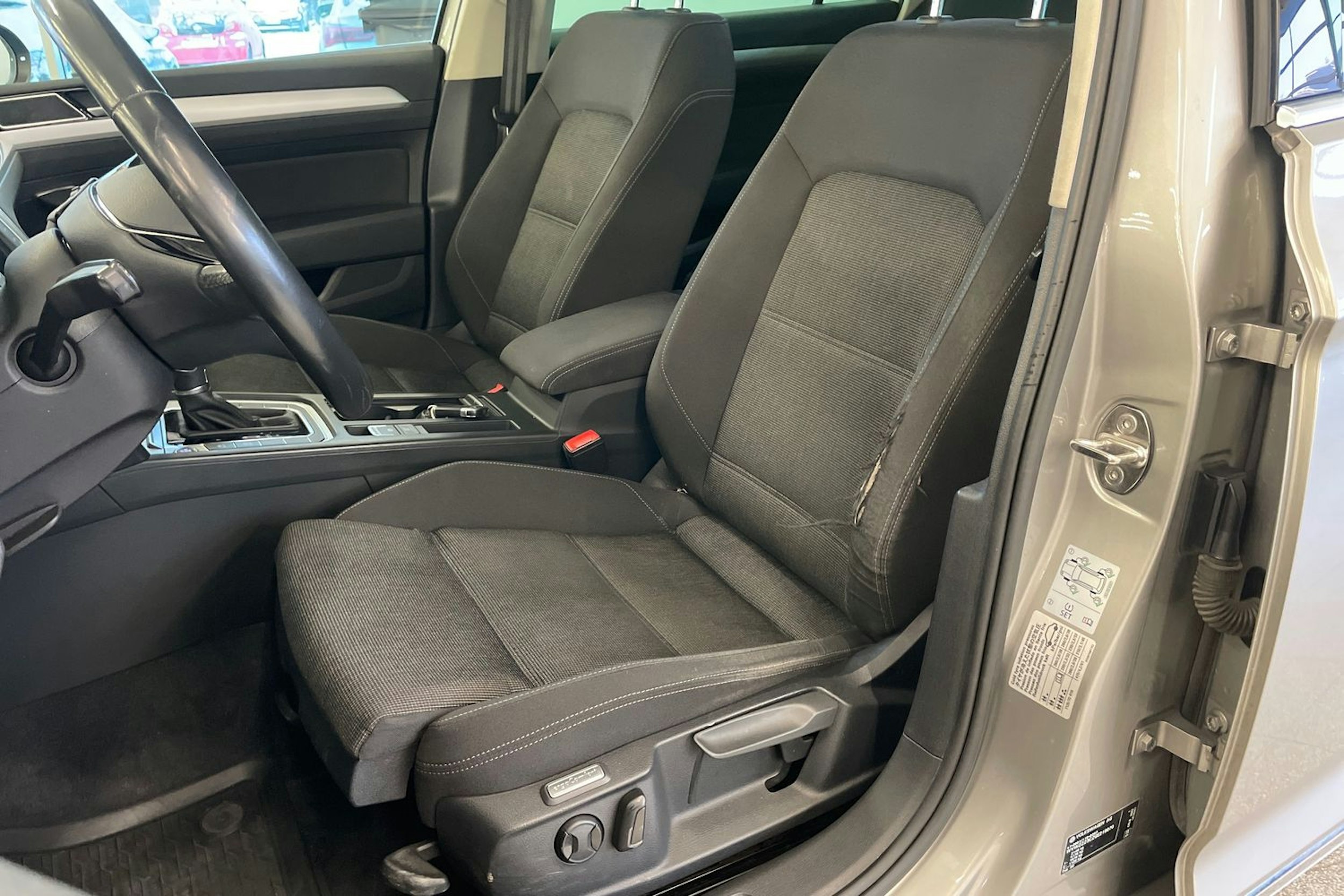 harmaa Volkswagen Passat 2016 kuva 22.