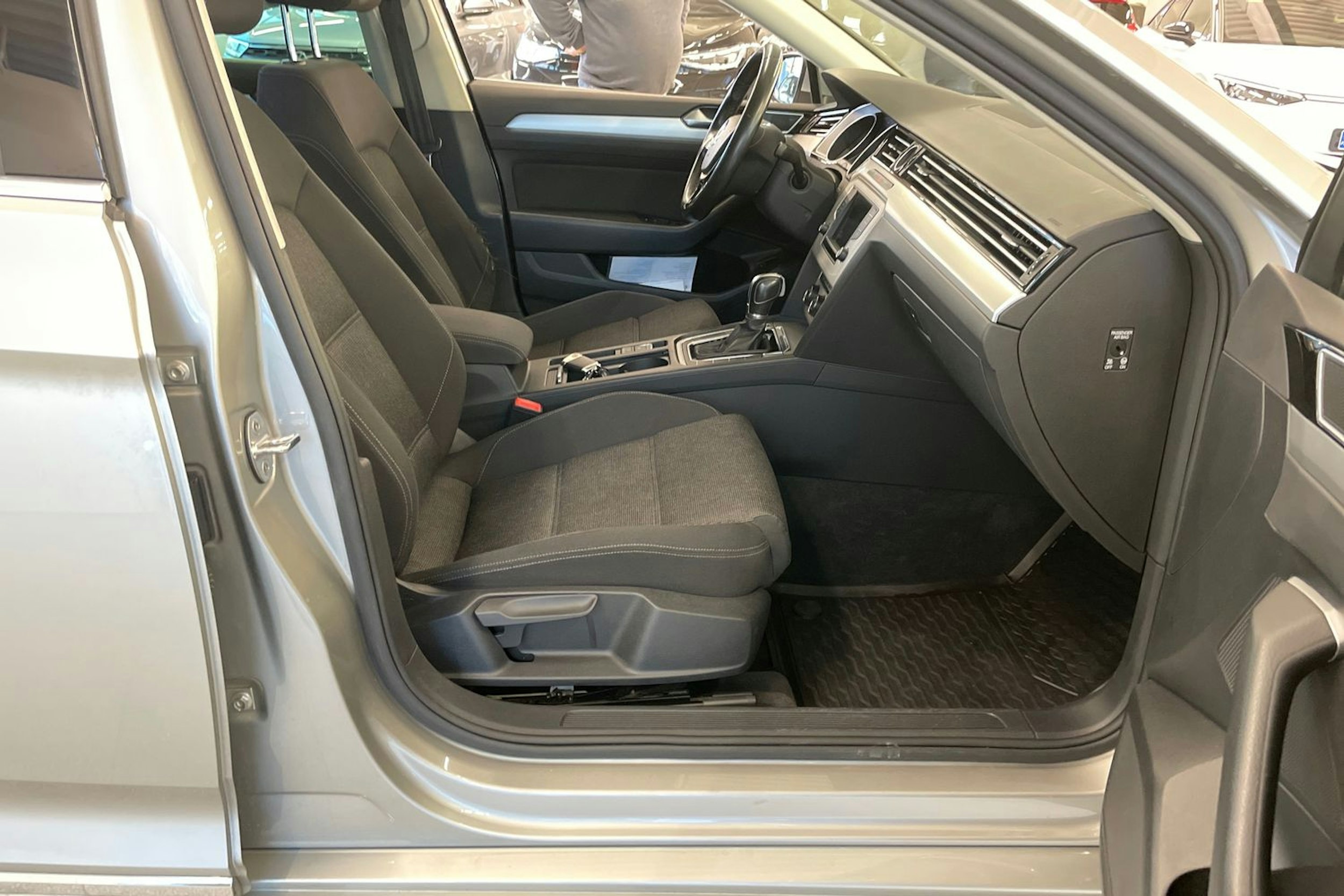 harmaa Volkswagen Passat 2016 kuva 23.