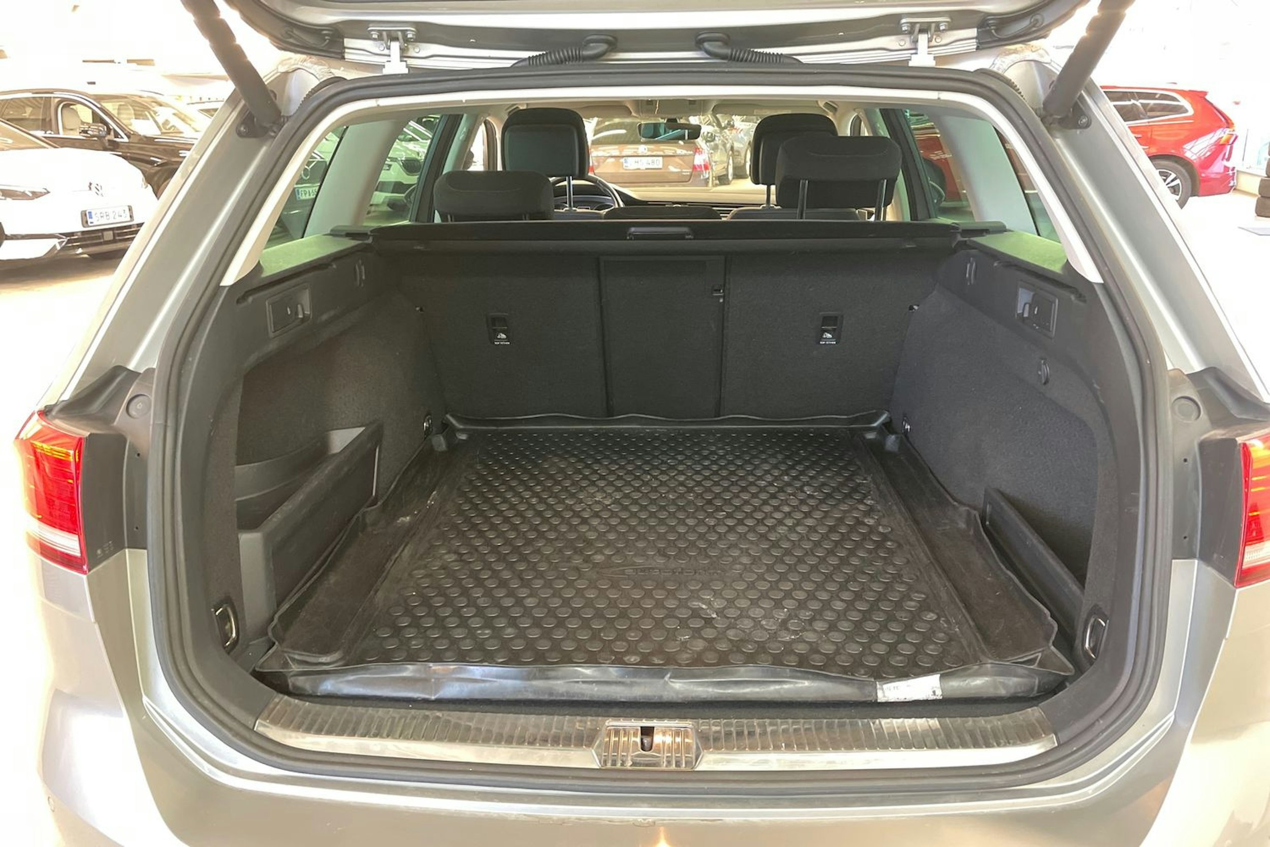 harmaa Volkswagen Passat 2016 kuva 24.