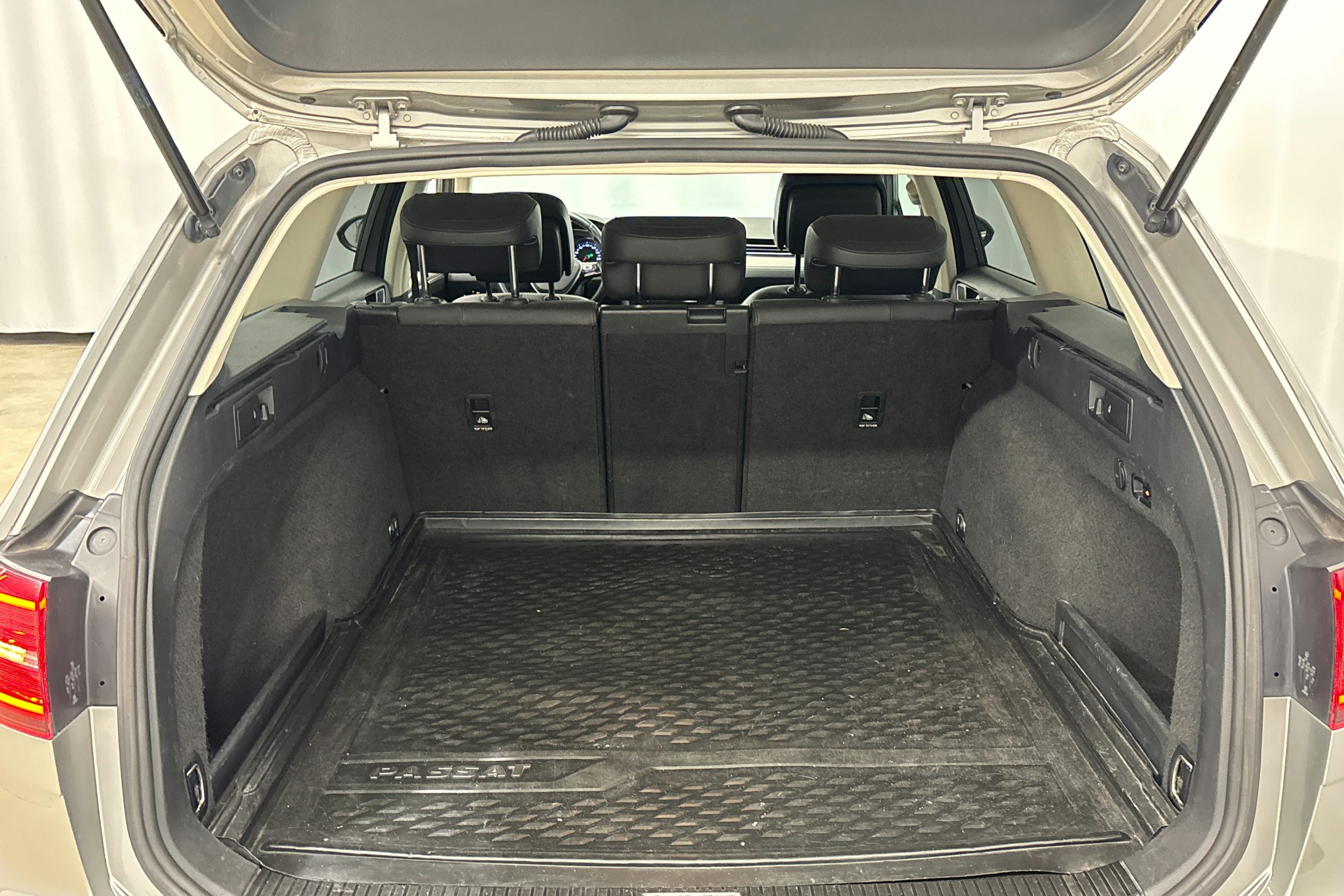 harmaa Volkswagen Passat 2016 kuva 14.