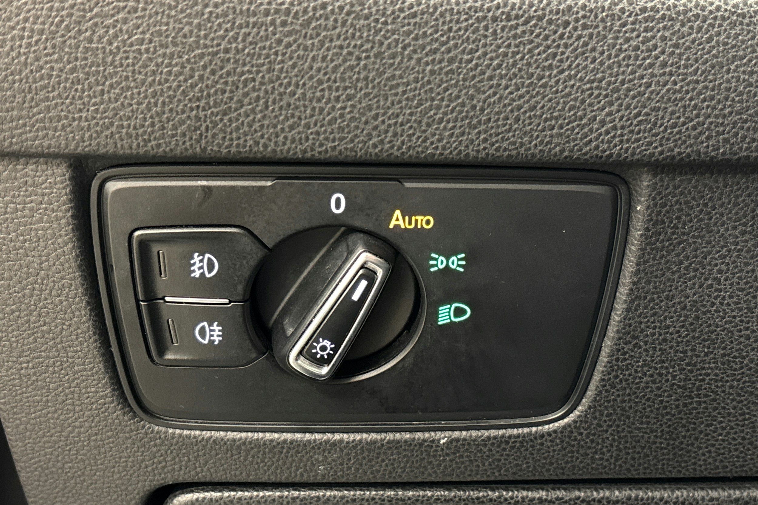 harmaa Volkswagen Passat 2016 kuva 22.