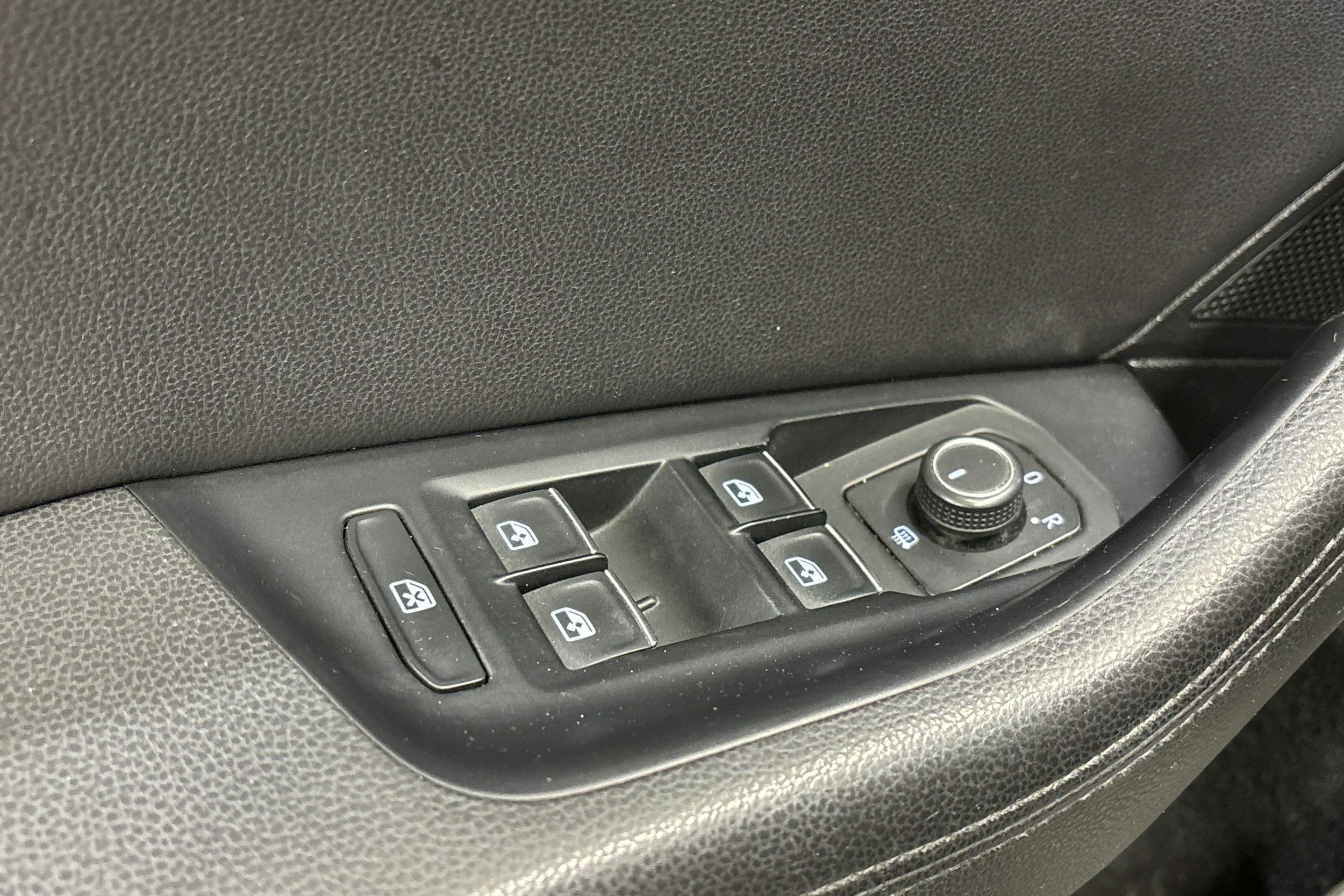 harmaa Volkswagen Passat 2016 kuva 23.