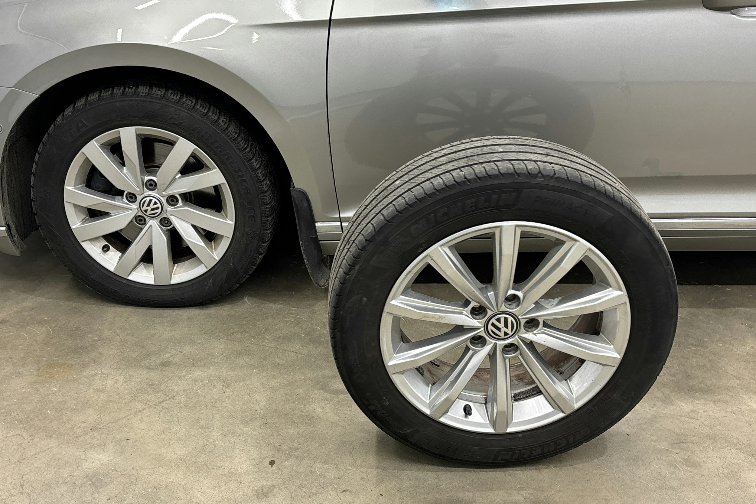 harmaa Volkswagen Passat 2016 kuva 28.