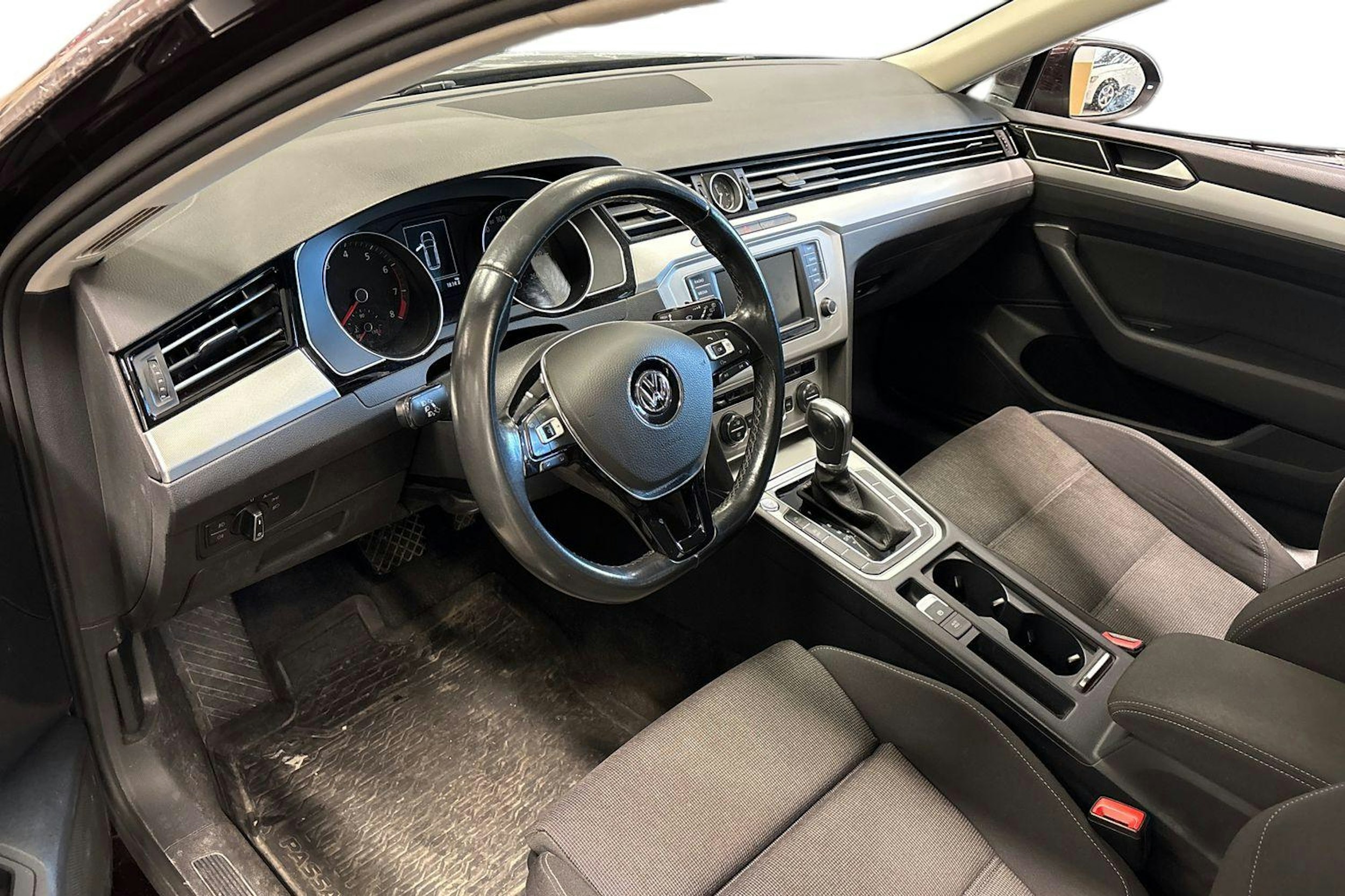 punainen Volkswagen Passat 2016 kuva 3.