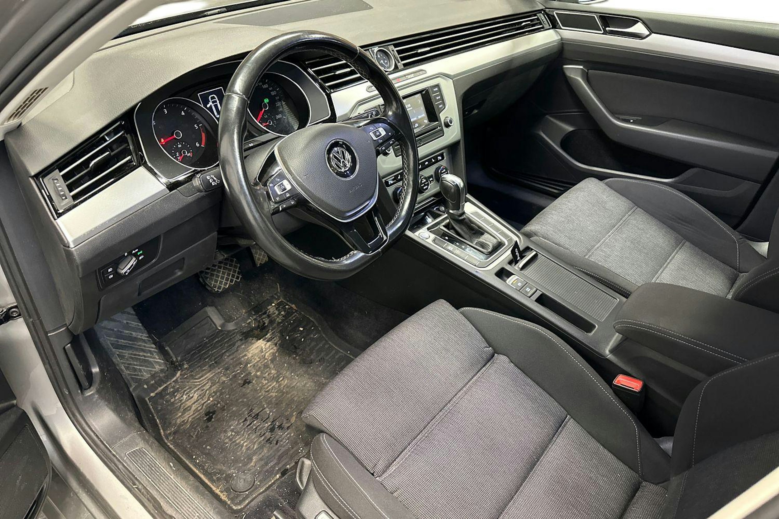 harmaa Volkswagen Passat 2016 kuva 3.