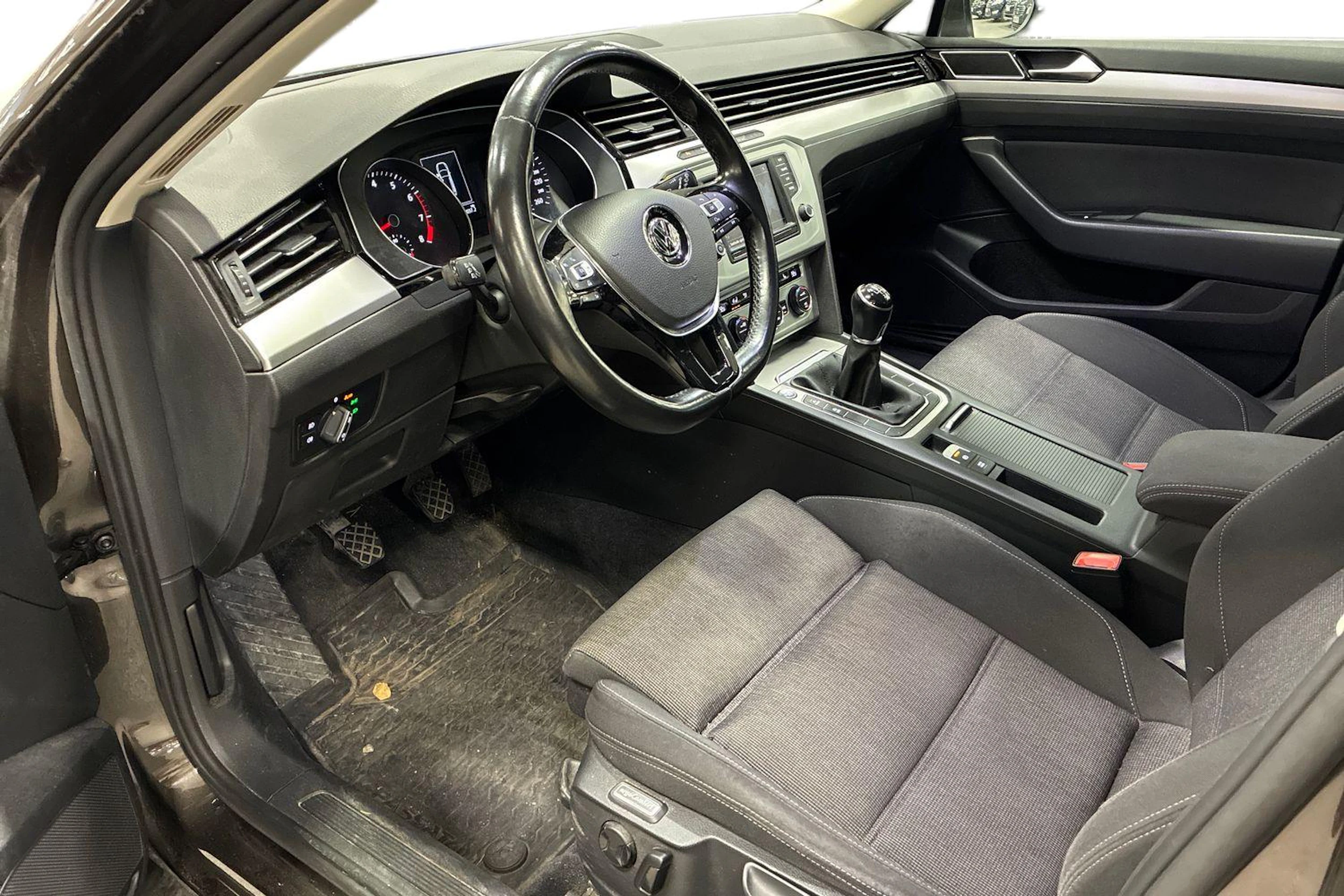 ruskea (beige) Volkswagen Passat 2016 kuva 3.