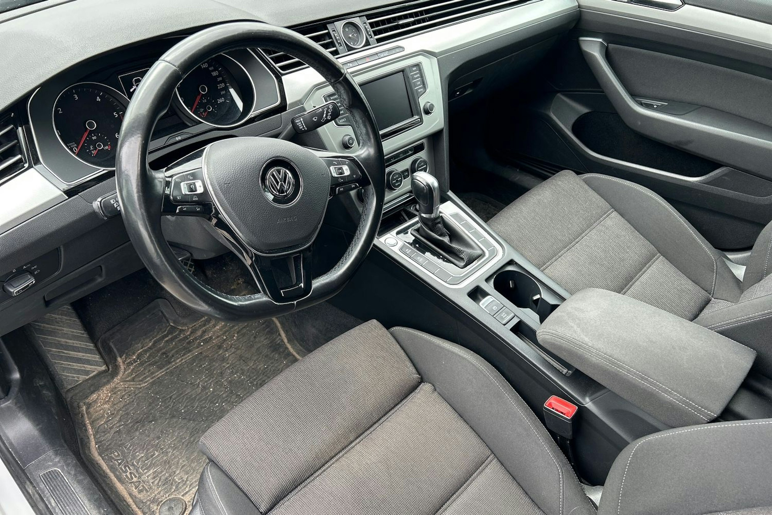 valkoinen Volkswagen Passat 2016 kuva 3.