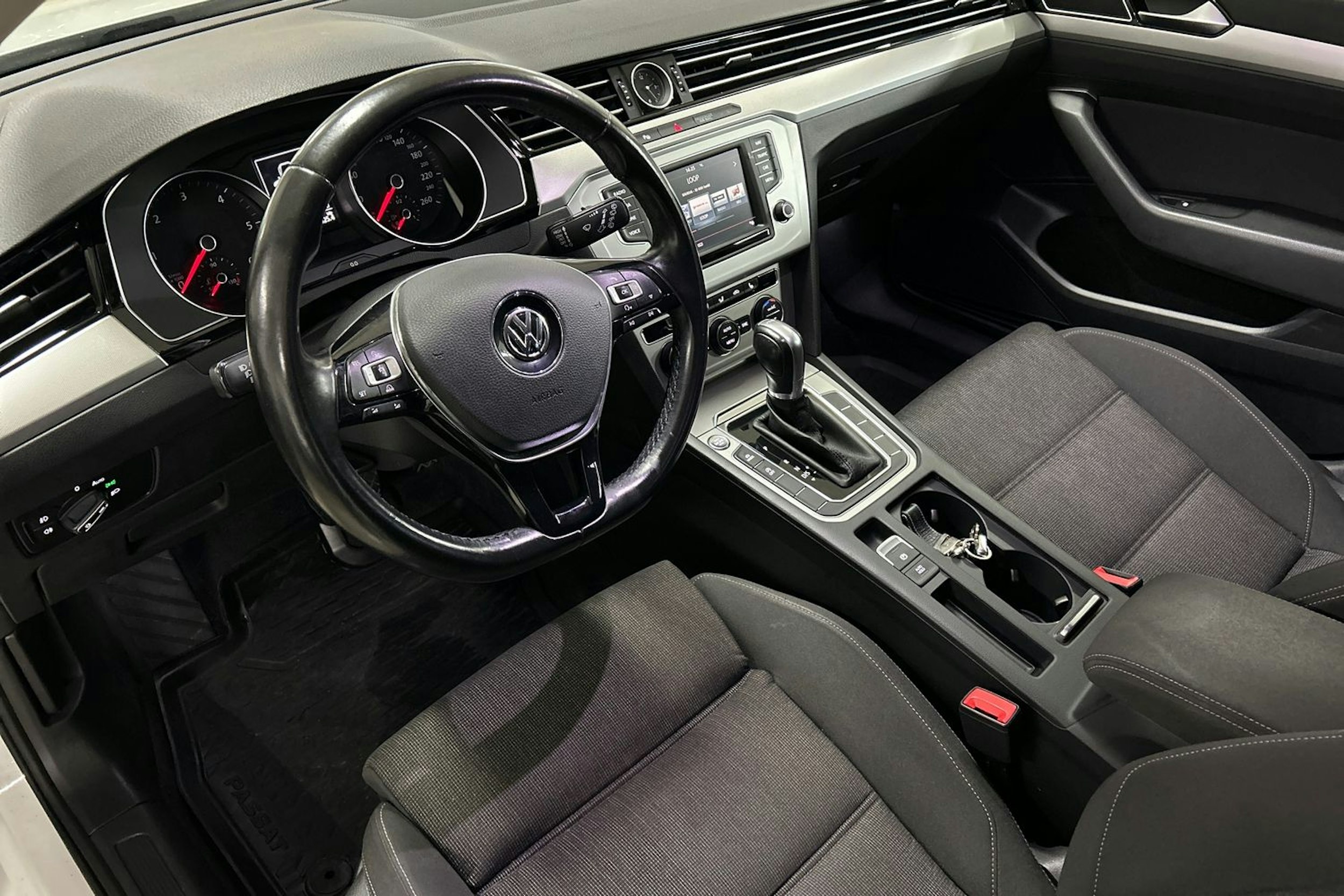 valkoinen Volkswagen Passat 2016 kuva 7.