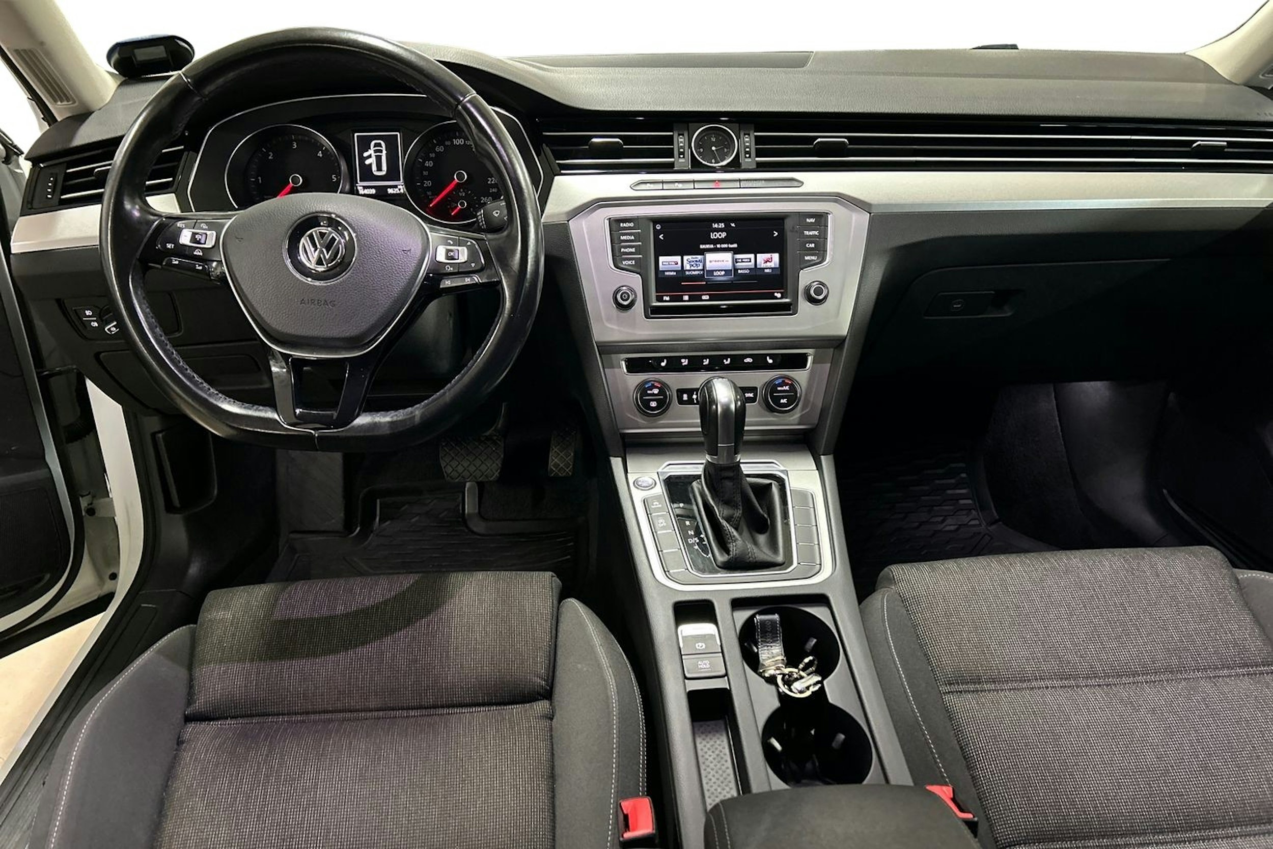 valkoinen Volkswagen Passat 2016 kuva 9.