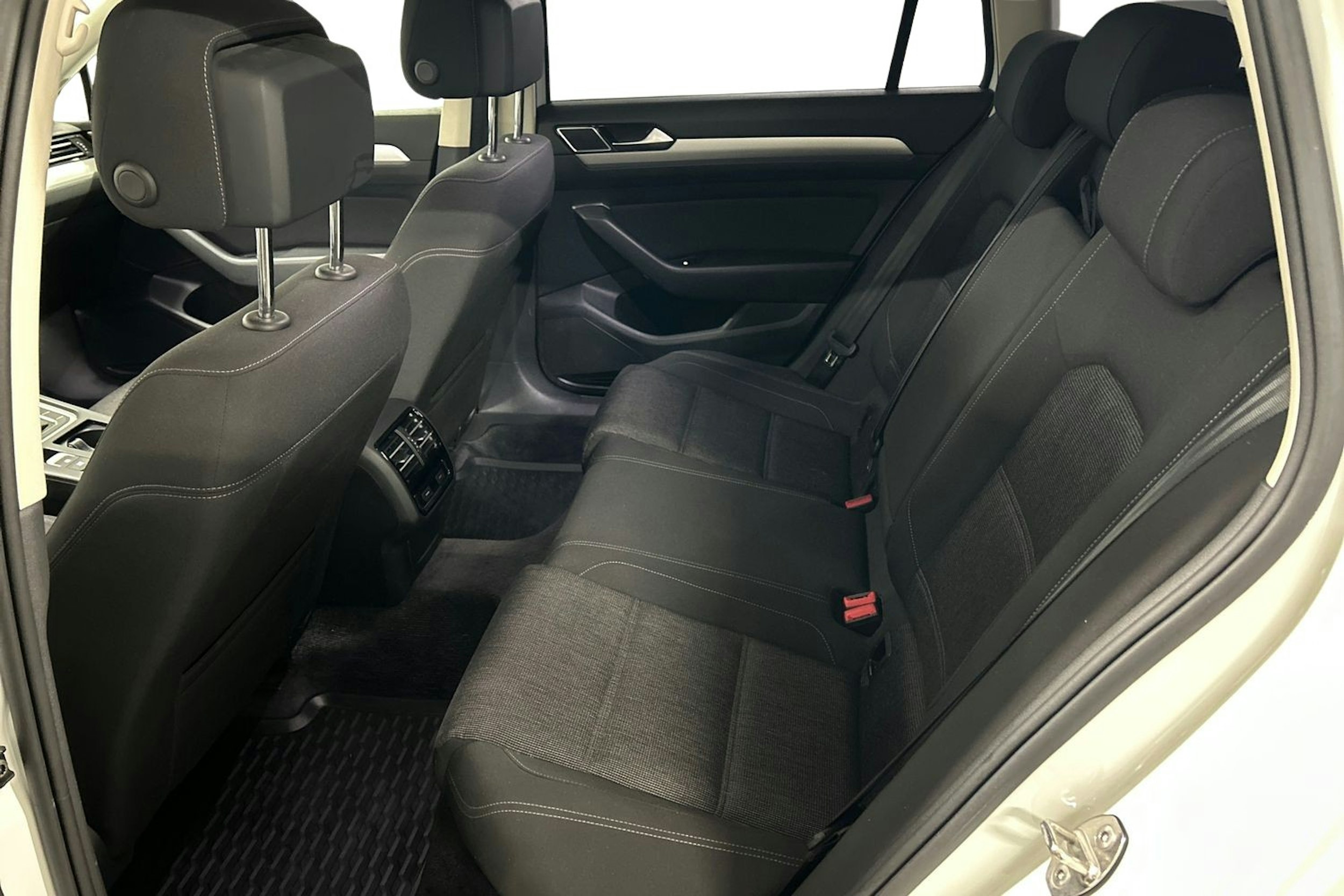 valkoinen Volkswagen Passat 2016 kuva 10.