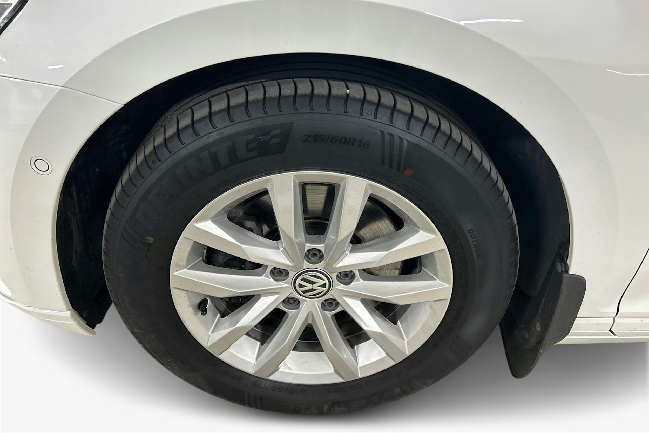 valkoinen Volkswagen Passat 2016 kuva 11.