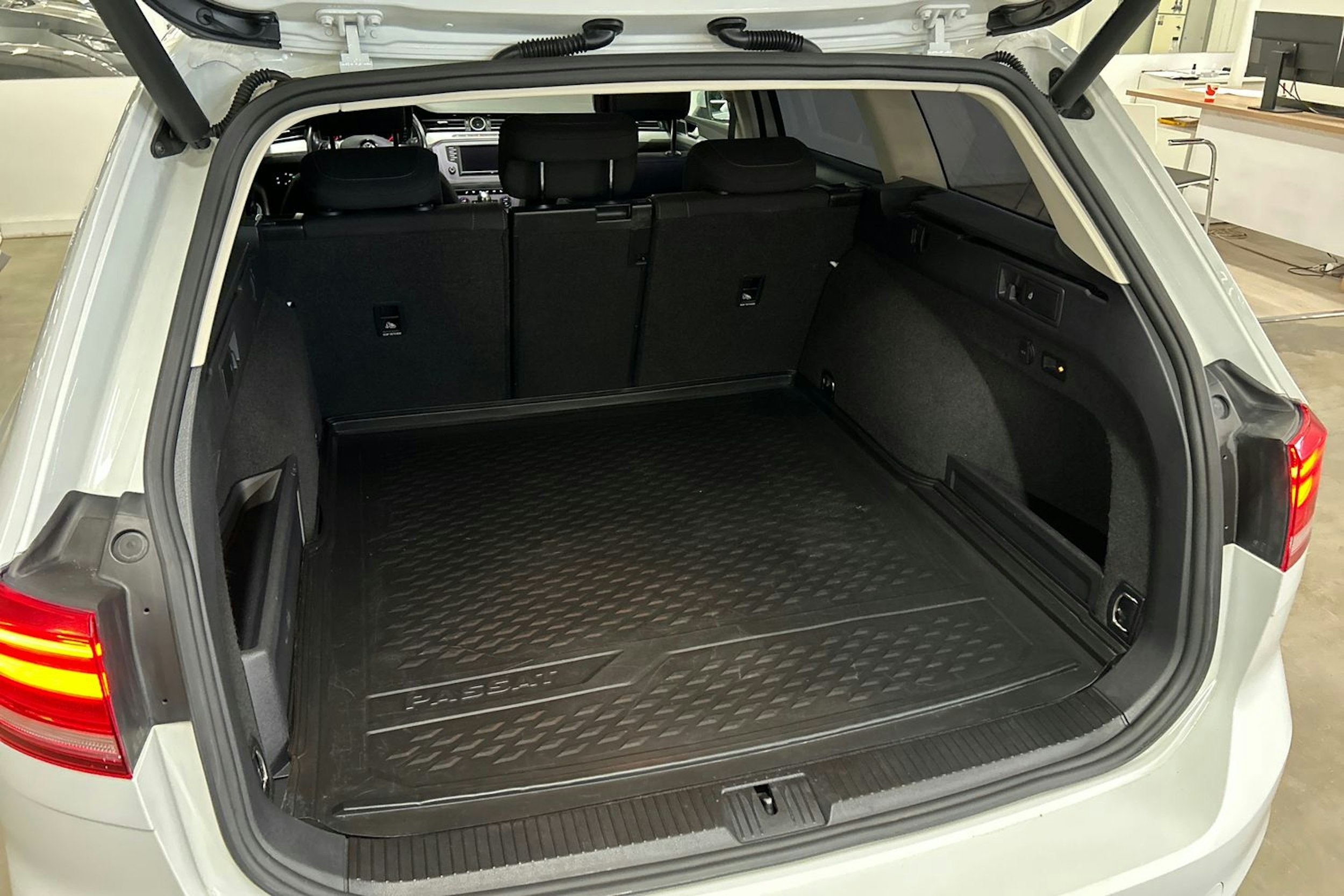 valkoinen Volkswagen Passat 2016 kuva 14.