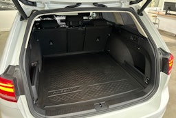 valkoinen Volkswagen Passat 2016 kuva 14.