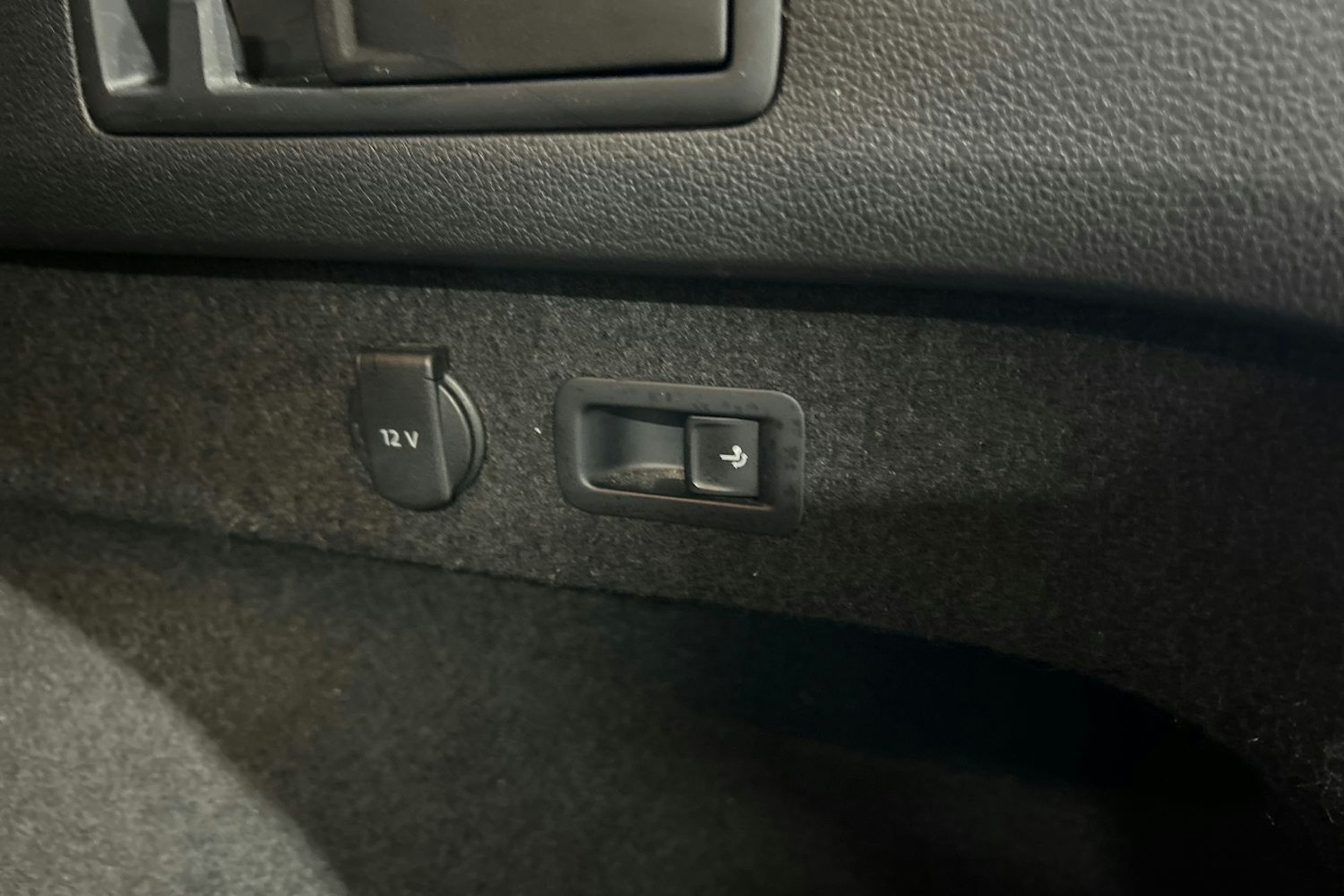 valkoinen Volkswagen Passat 2016 kuva 16.