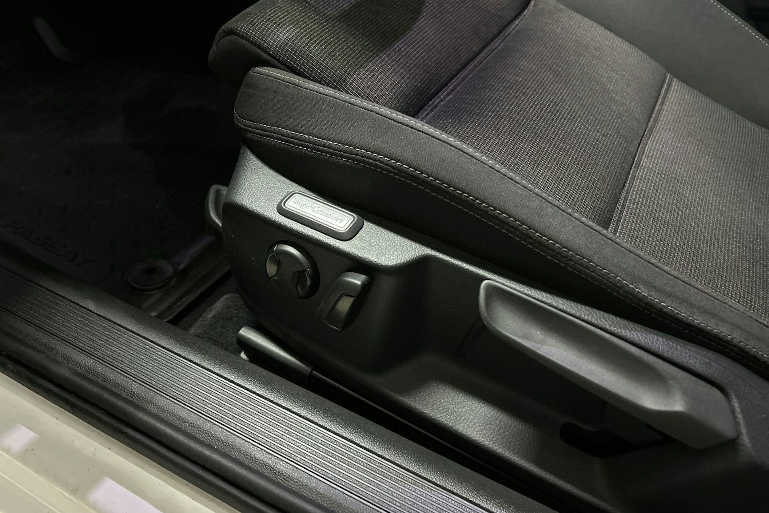 valkoinen Volkswagen Passat 2016 kuva 18.