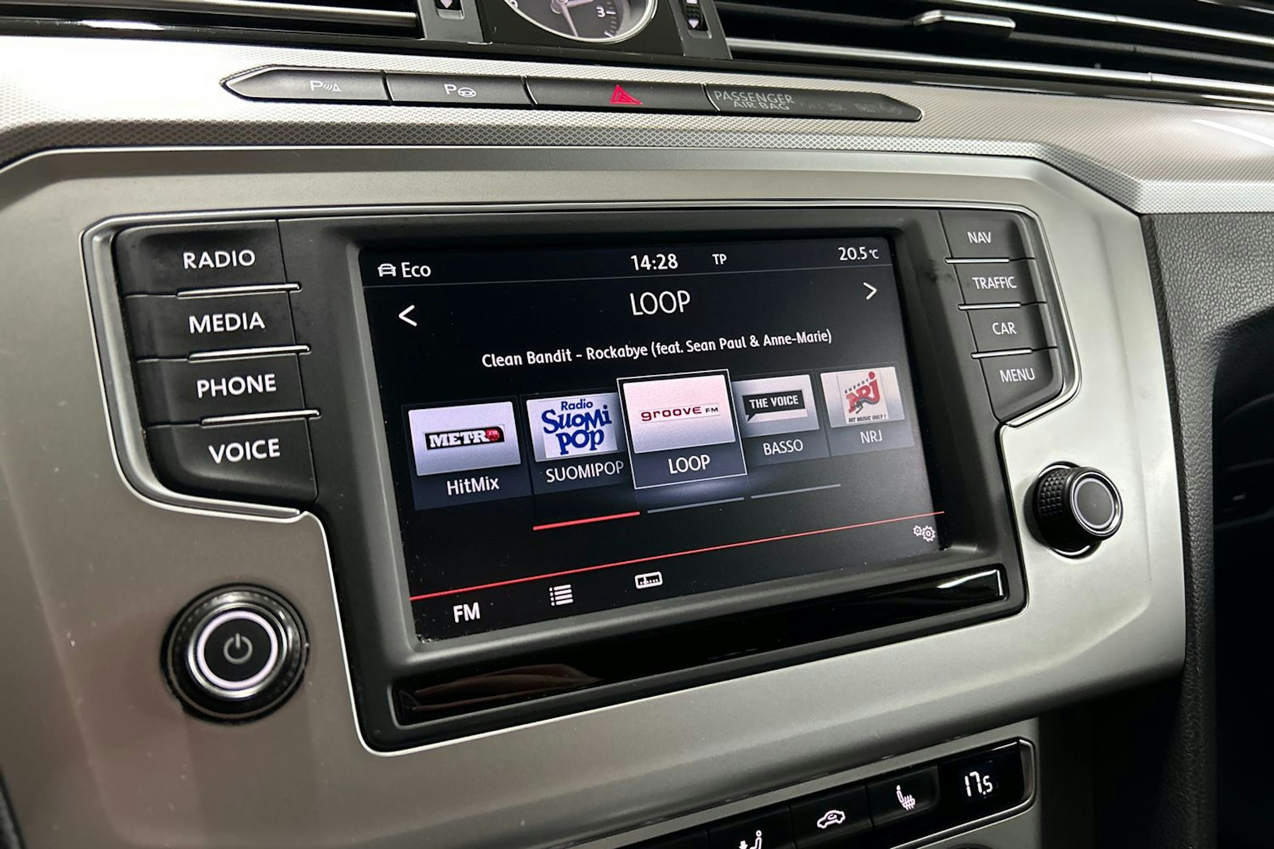 valkoinen Volkswagen Passat 2016 kuva 23.