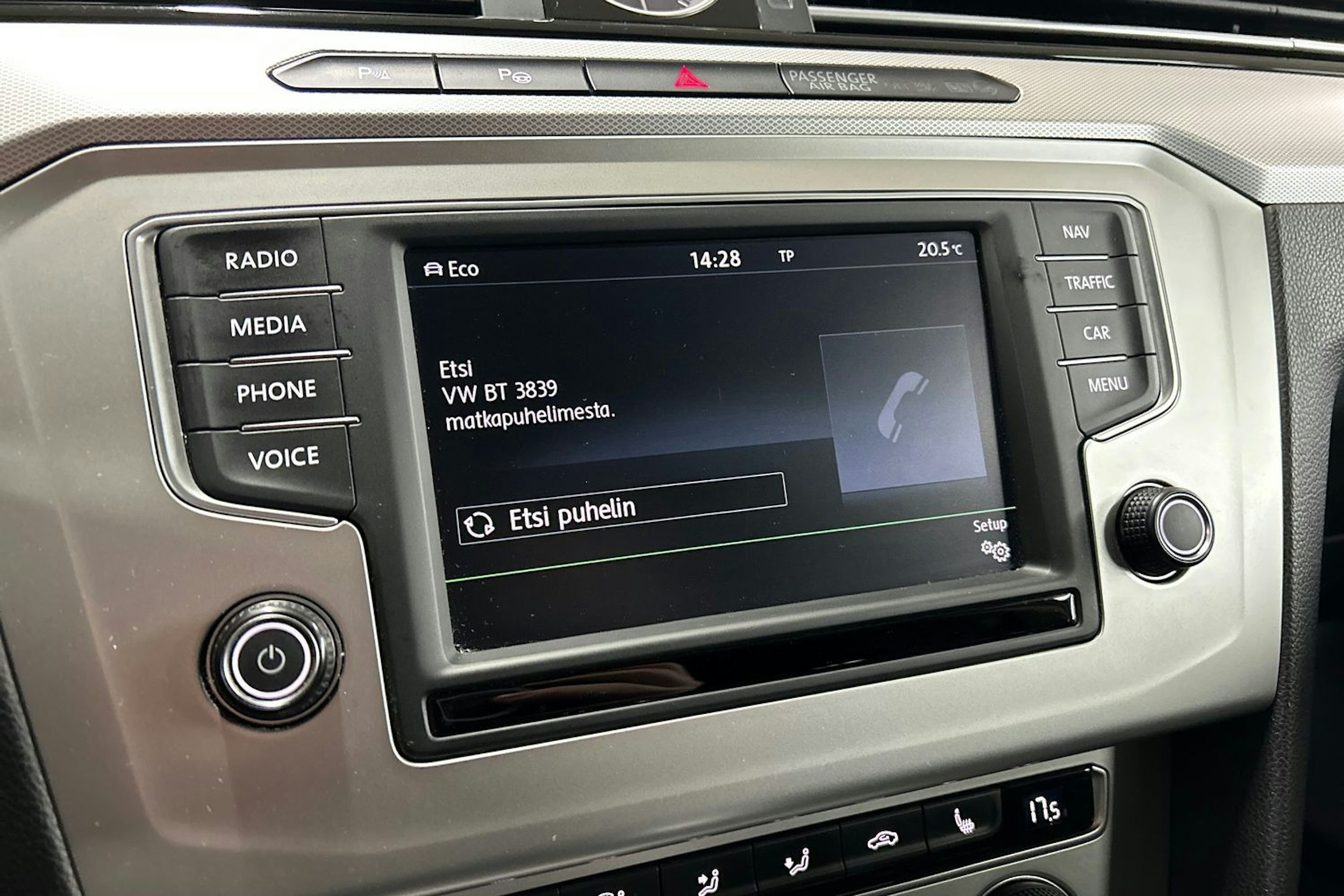 valkoinen Volkswagen Passat 2016 kuva 24.
