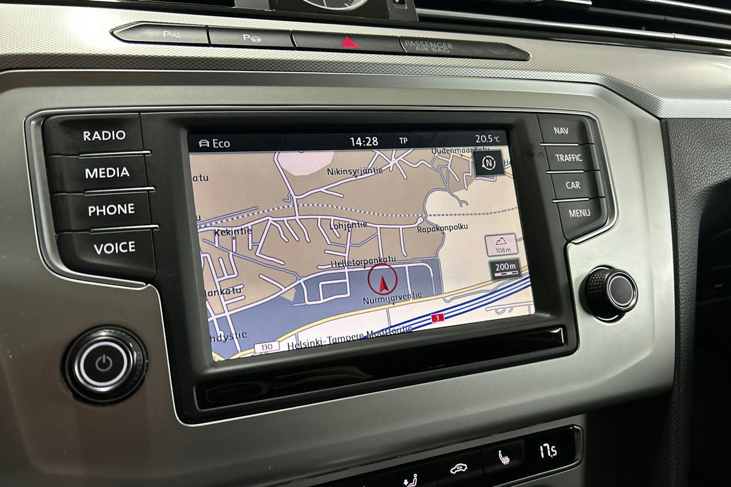 valkoinen Volkswagen Passat 2016 kuva 25.
