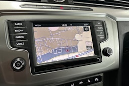 valkoinen Volkswagen Passat 2016 kuva 25.