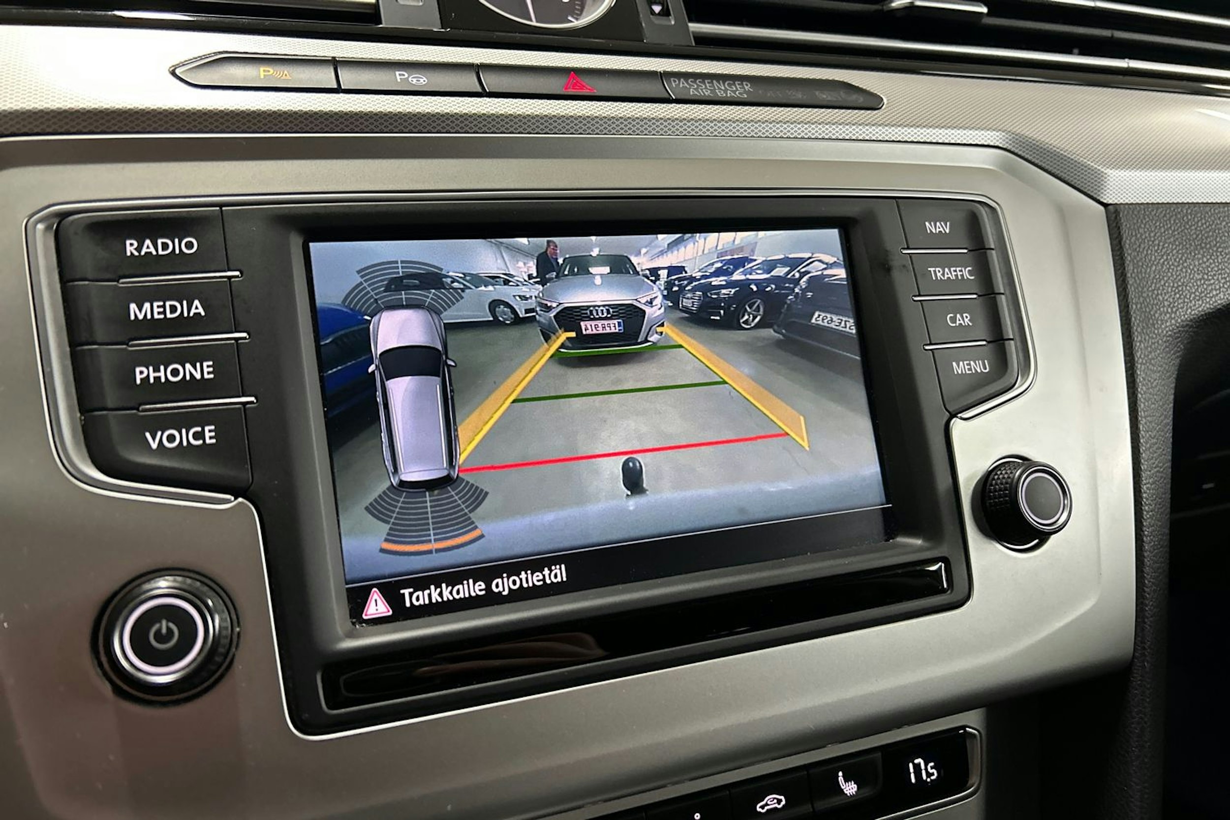 valkoinen Volkswagen Passat 2016 kuva 27.