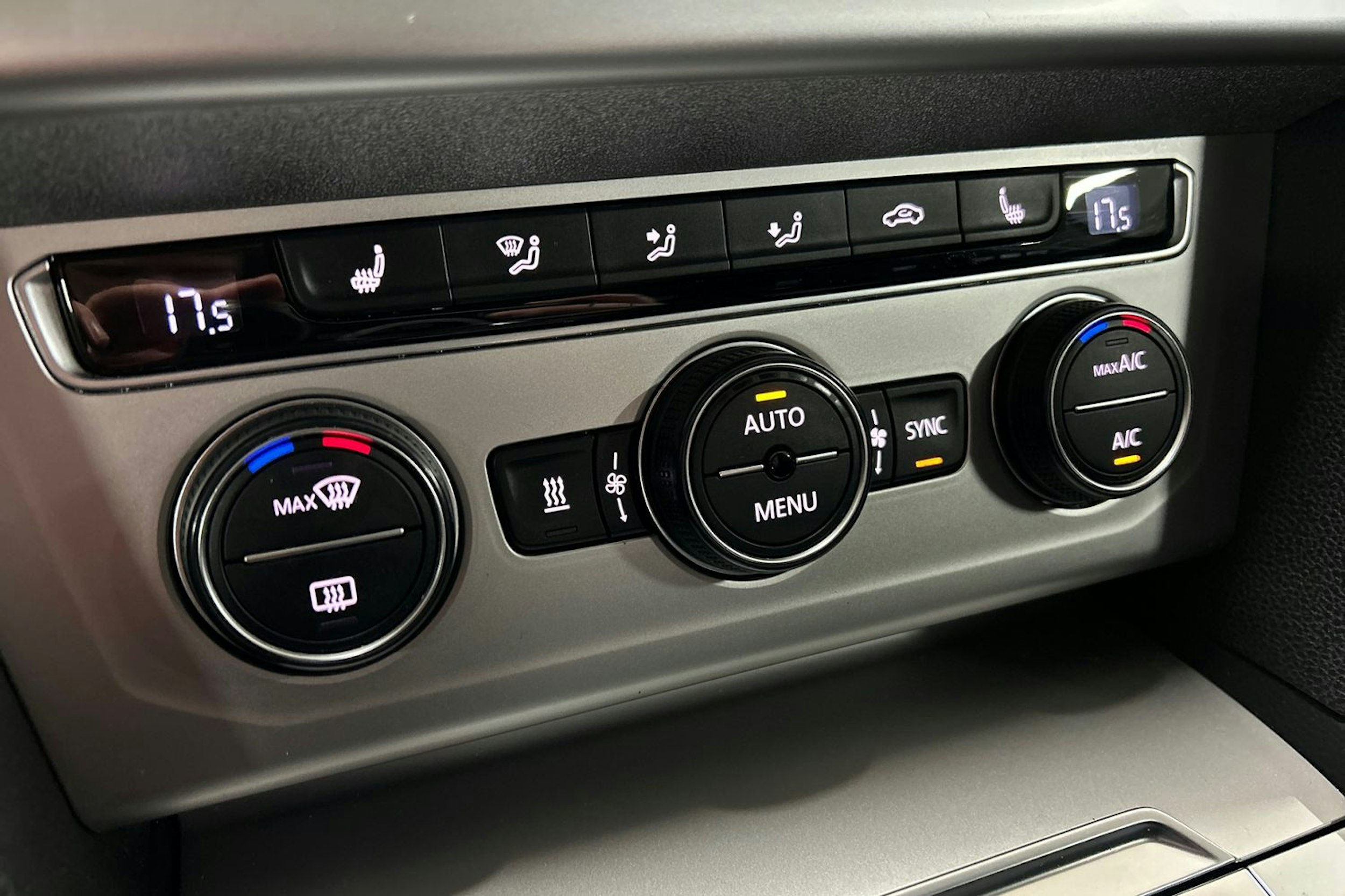 valkoinen Volkswagen Passat 2016 kuva 29.