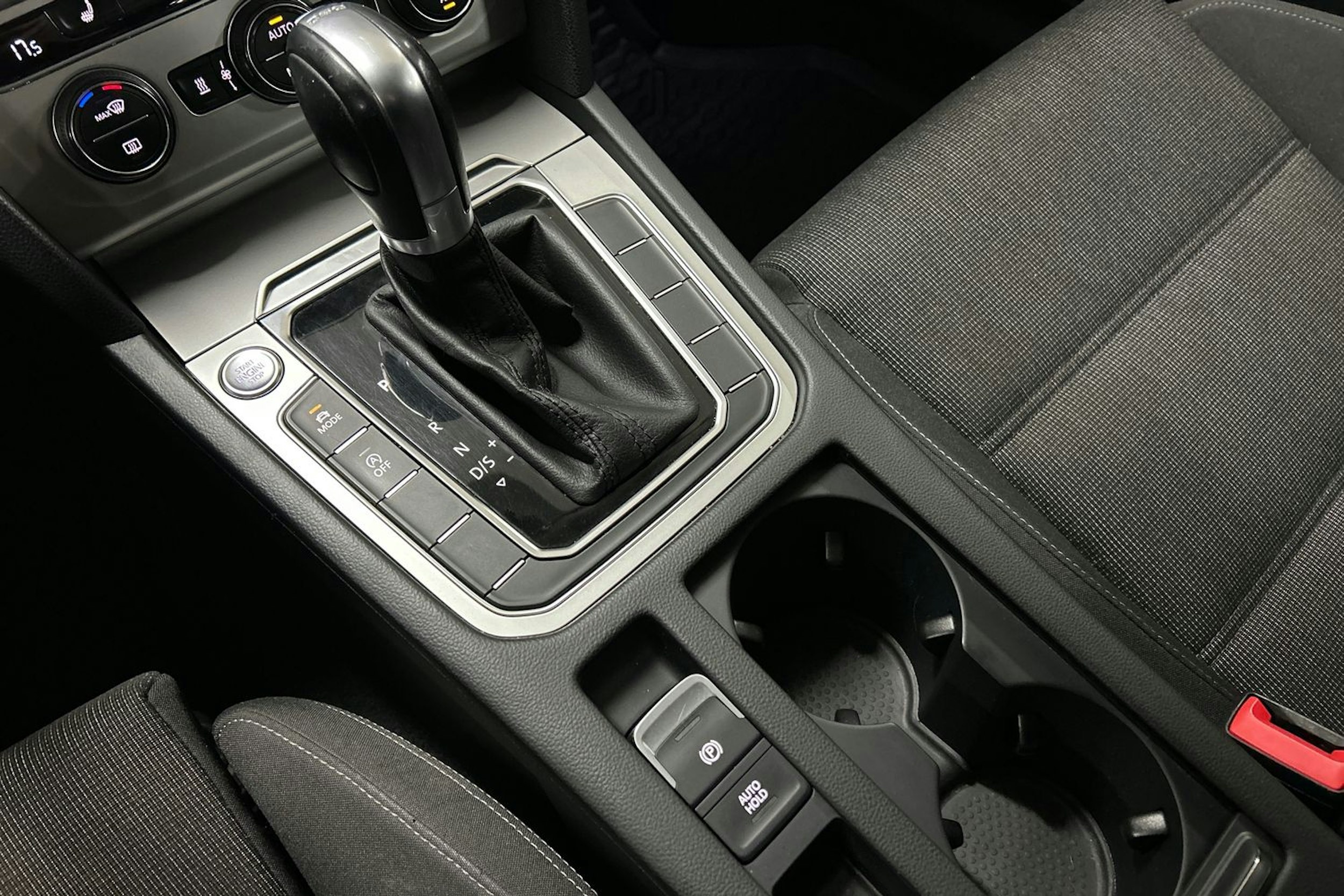 valkoinen Volkswagen Passat 2016 kuva 30.