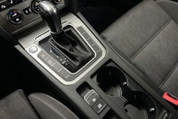 valkoinen Volkswagen Passat 2016 kuva 30.