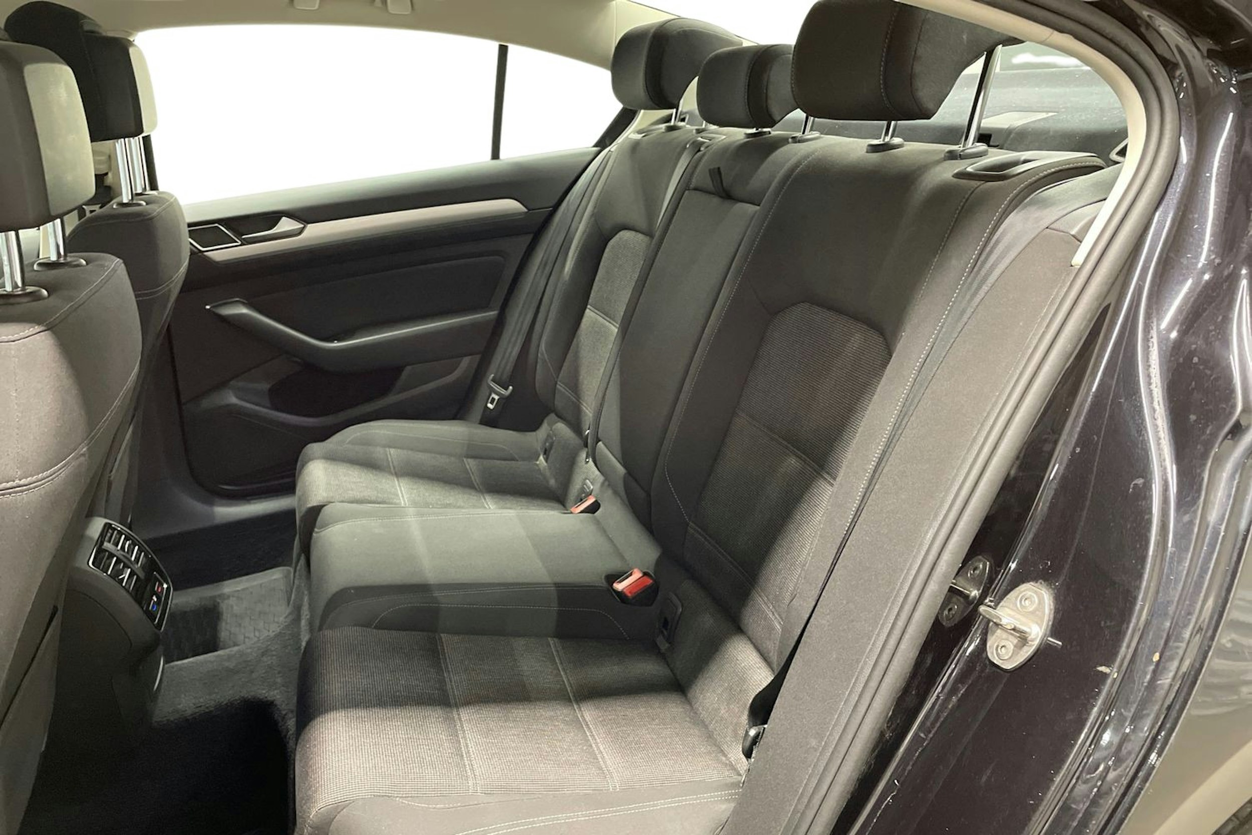 Musta Volkswagen PASSAT 2016 kuva 10.
