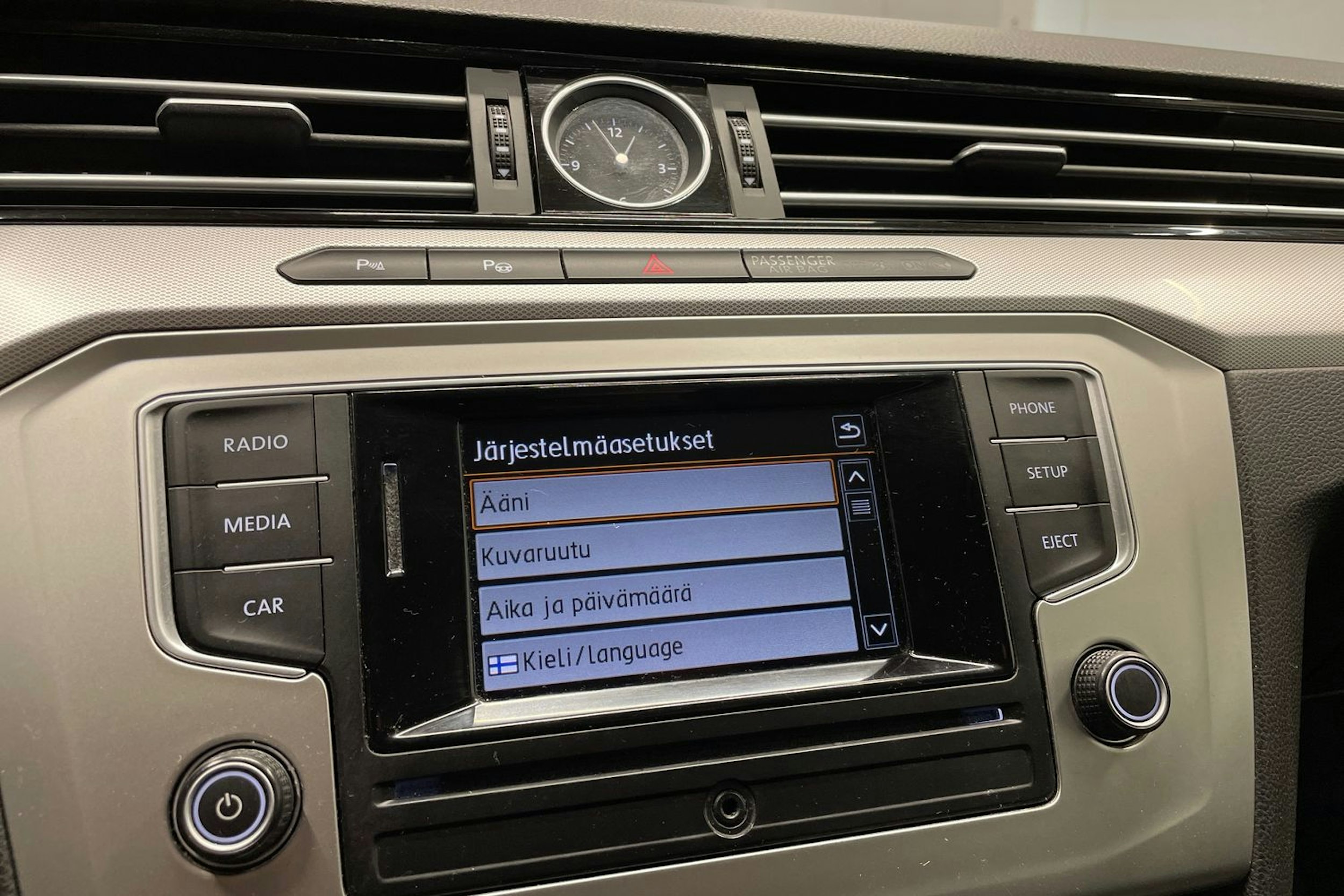 Musta Volkswagen PASSAT 2016 kuva 17.