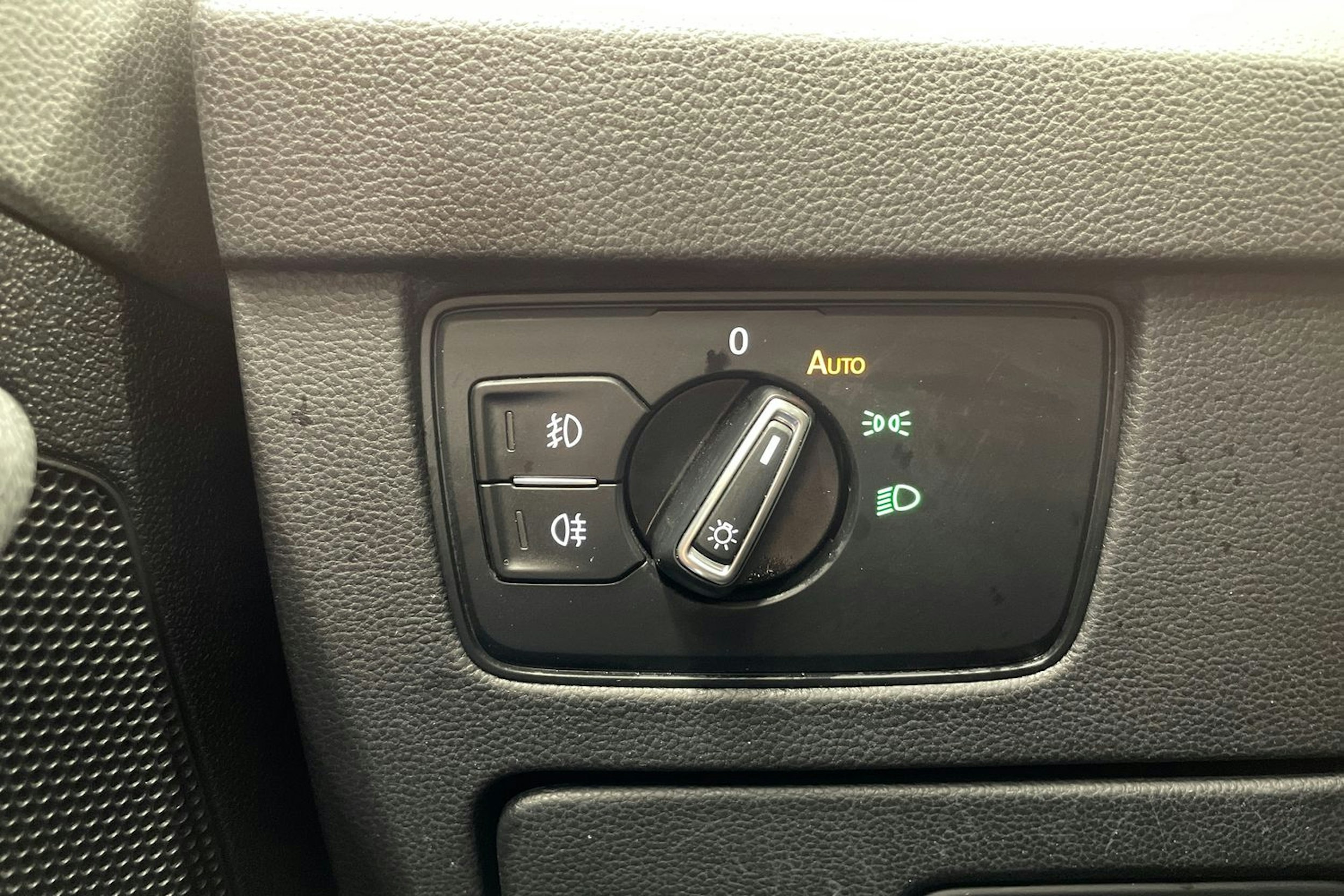 Musta Volkswagen PASSAT 2016 kuva 22.