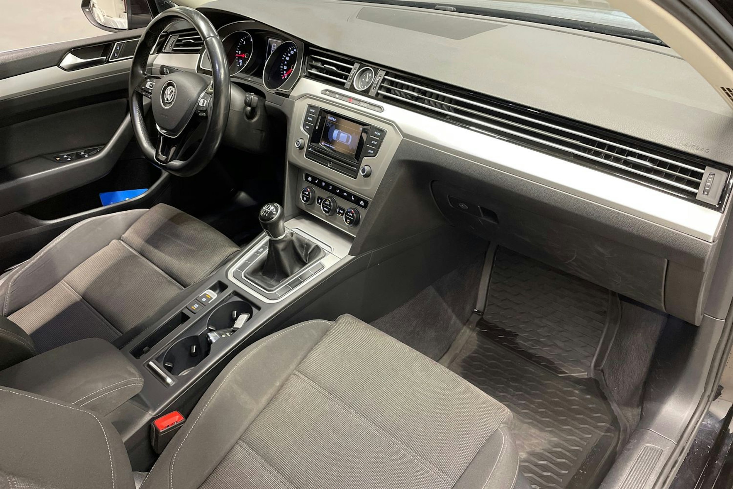 Musta Volkswagen PASSAT 2016 kuva 27.