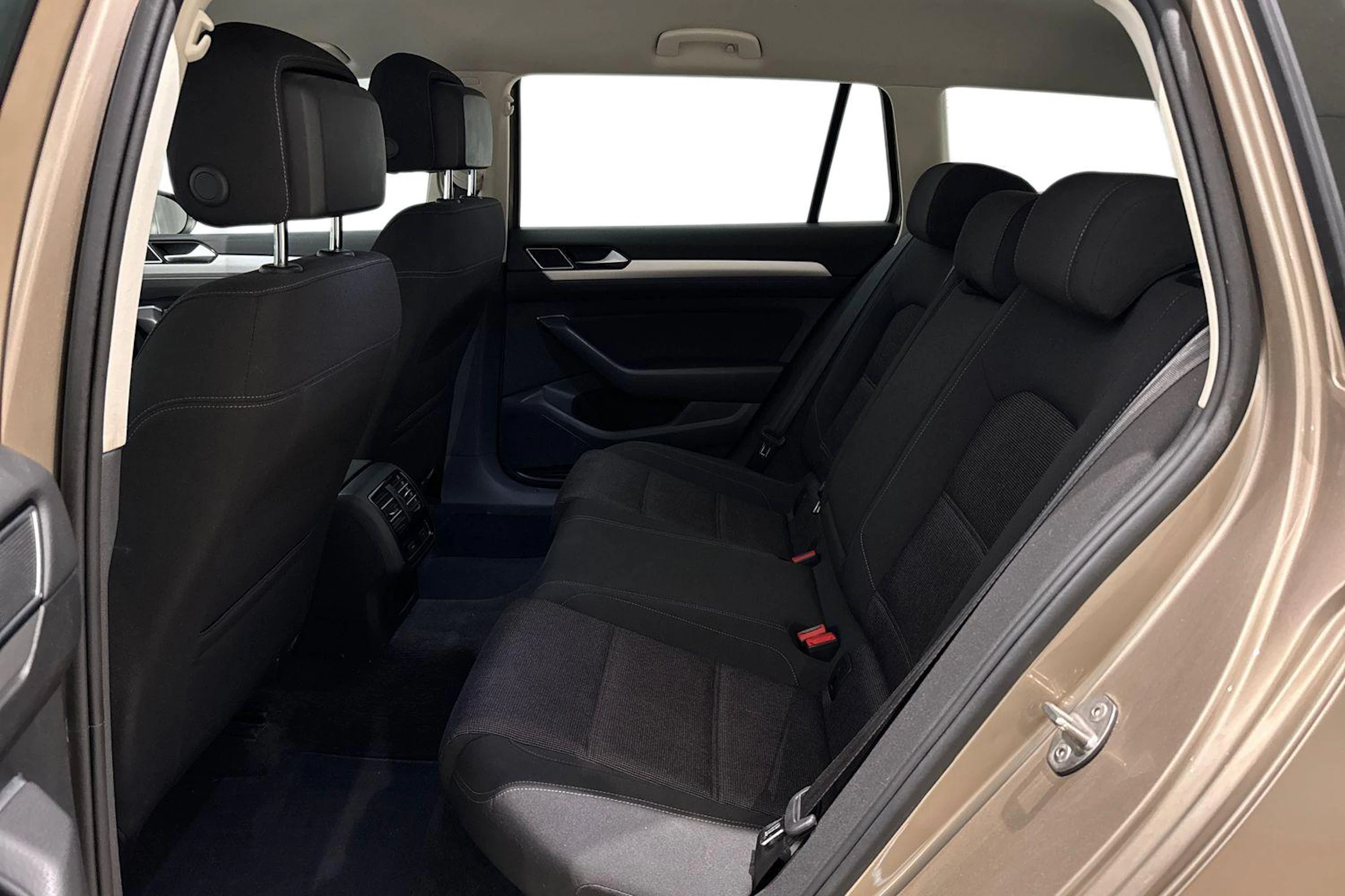 met. keltainen Volkswagen Passat 2016 kuva 8.
