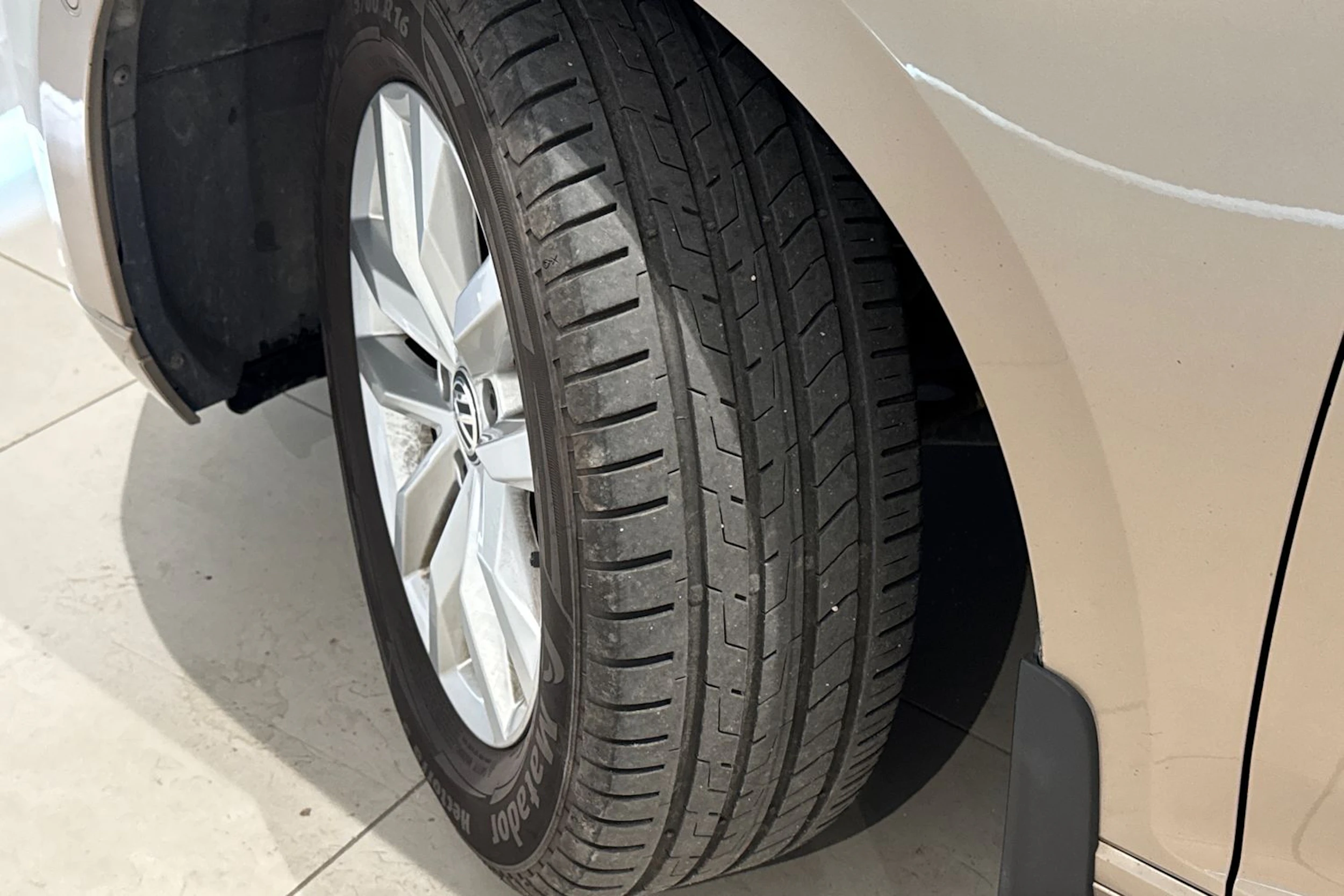 met. keltainen Volkswagen Passat 2016 kuva 10.