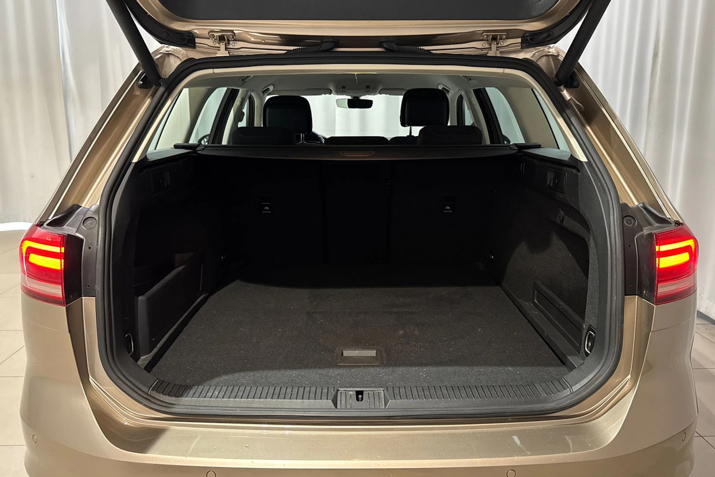 met. keltainen Volkswagen Passat 2016 kuva 12.
