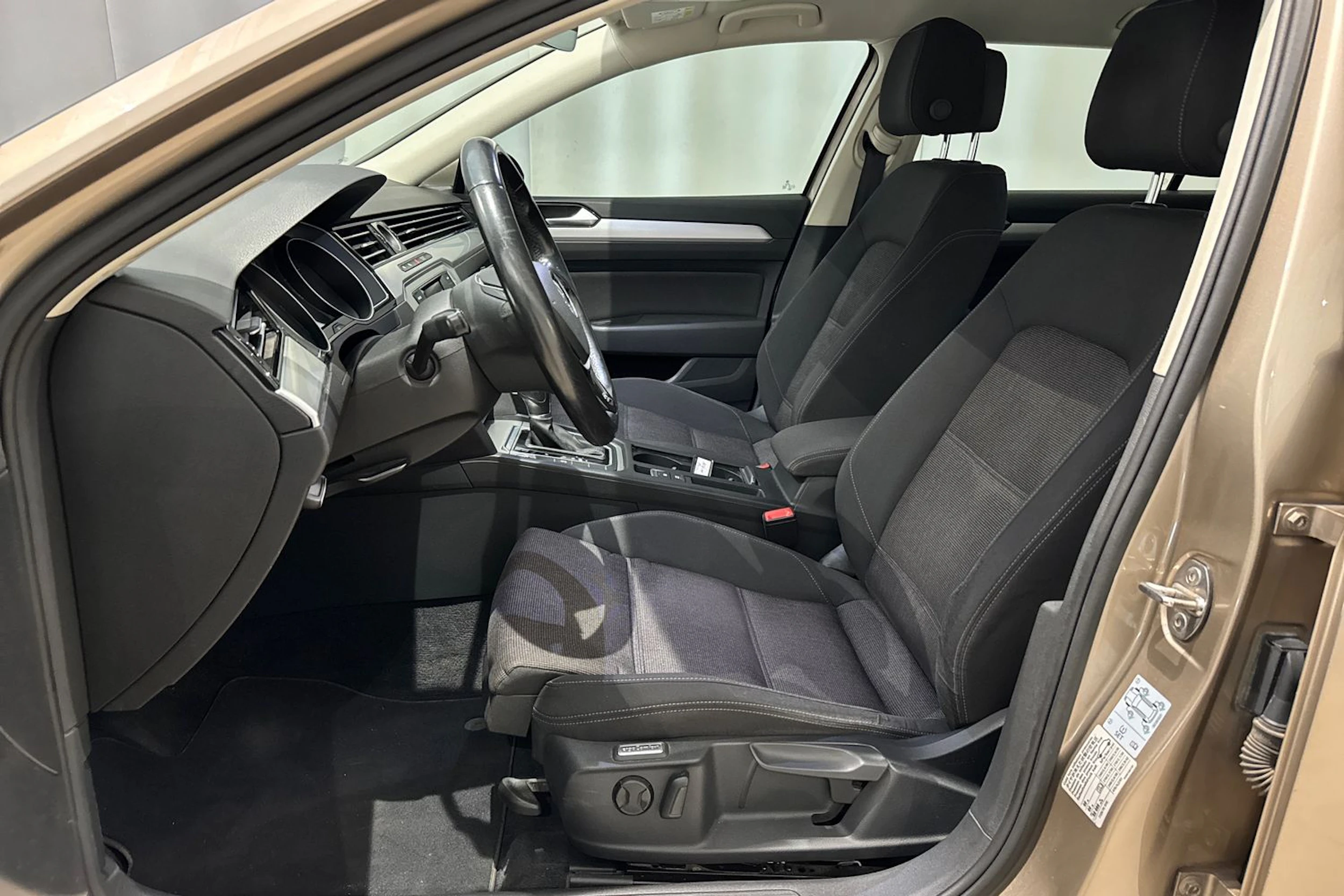 met. keltainen Volkswagen Passat 2016 kuva 14.