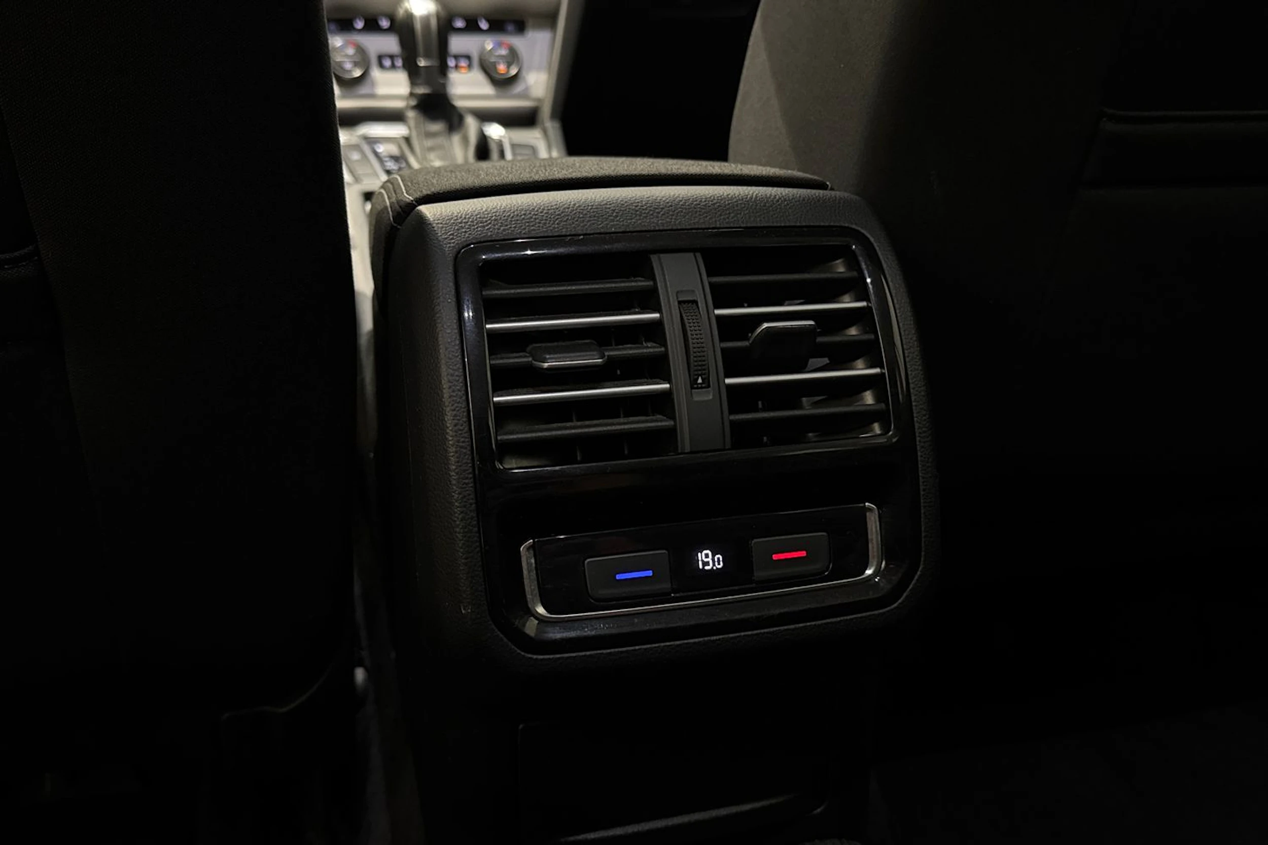 met. keltainen Volkswagen Passat 2016 kuva 16.