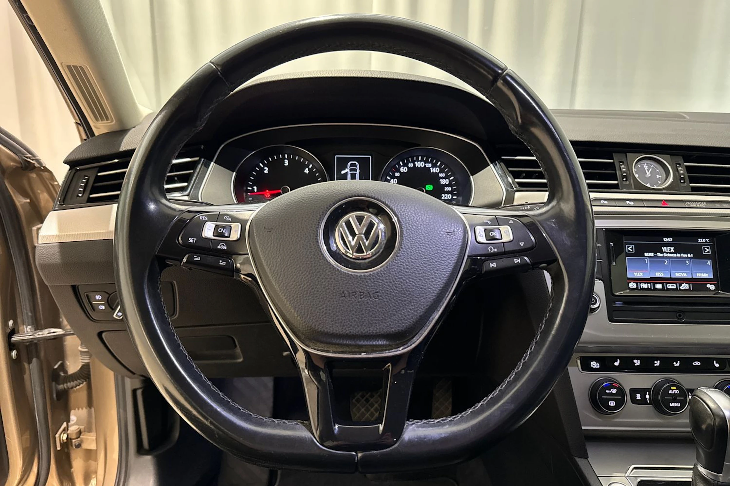 met. keltainen Volkswagen Passat 2016 kuva 17.