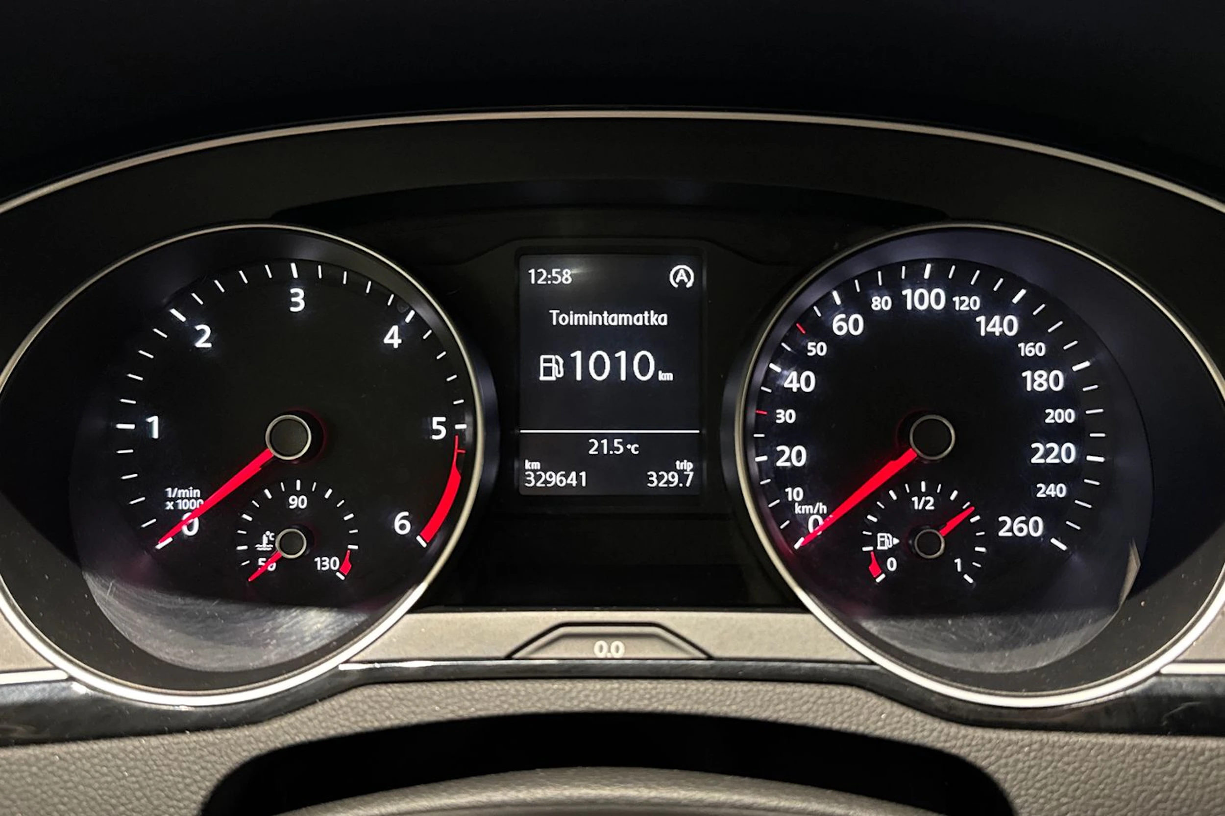 met. keltainen Volkswagen Passat 2016 kuva 18.
