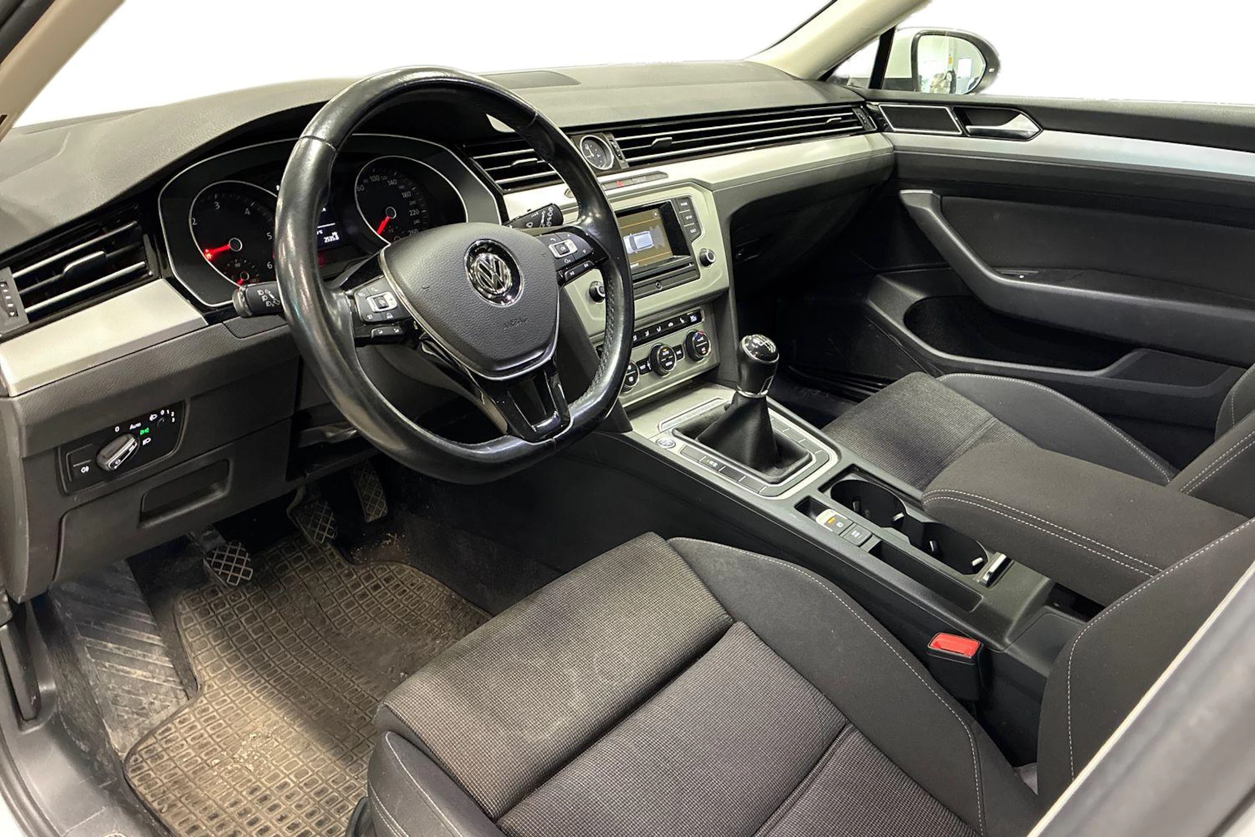 valkoinen Volkswagen Passat 2016 kuva 3.