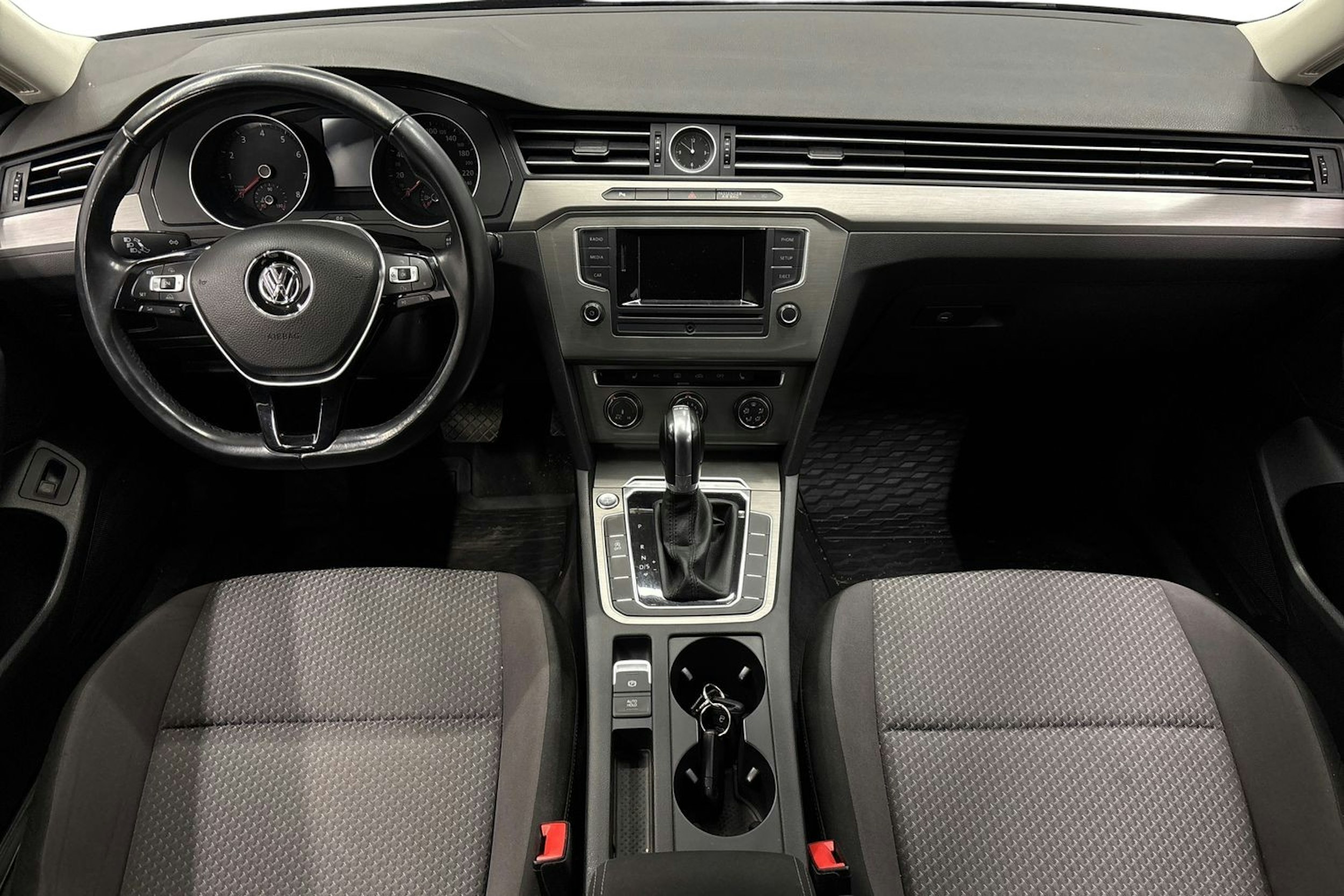 harmaa Volkswagen Passat 2016 kuva 9.