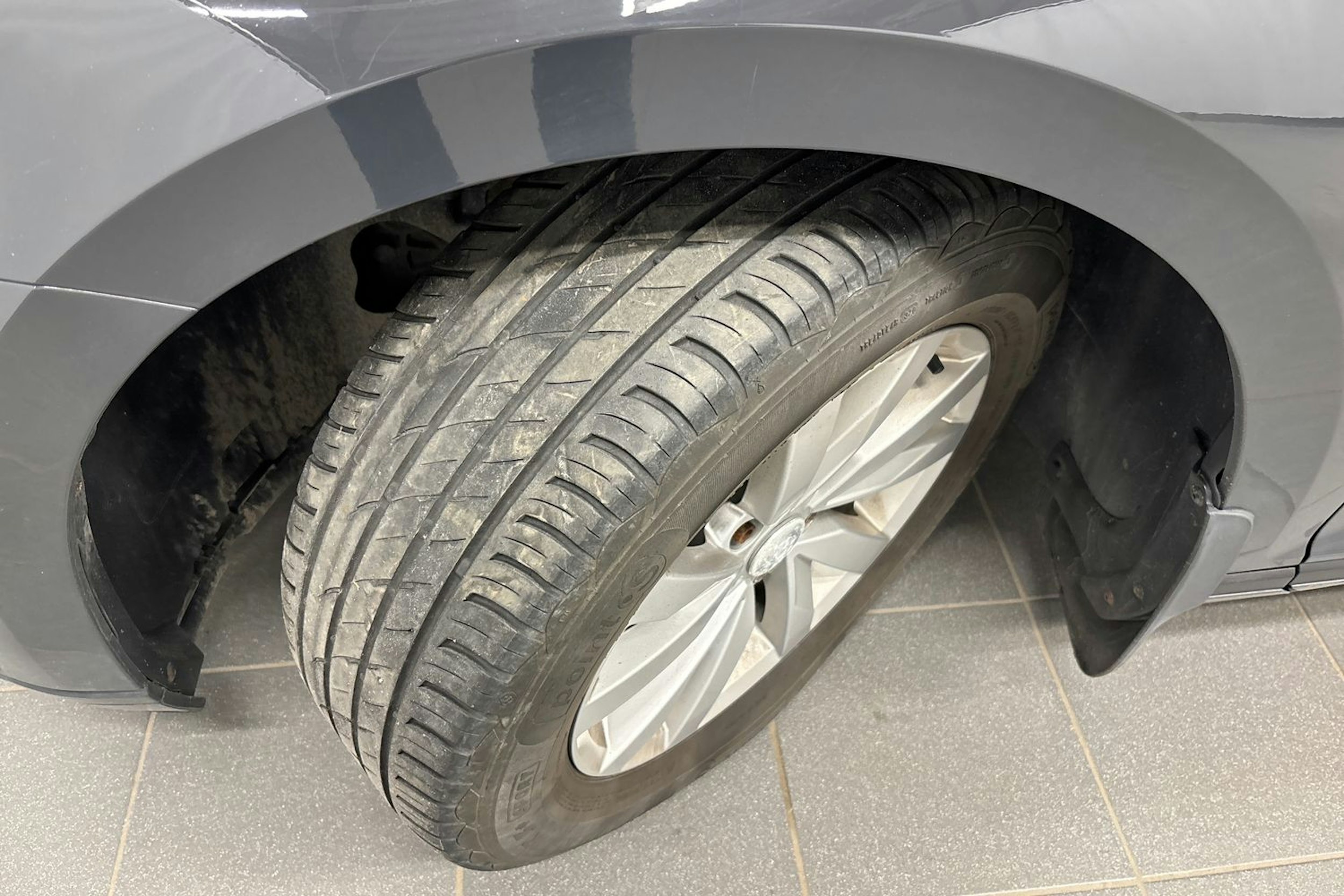 harmaa Volkswagen Passat 2016 kuva 13.